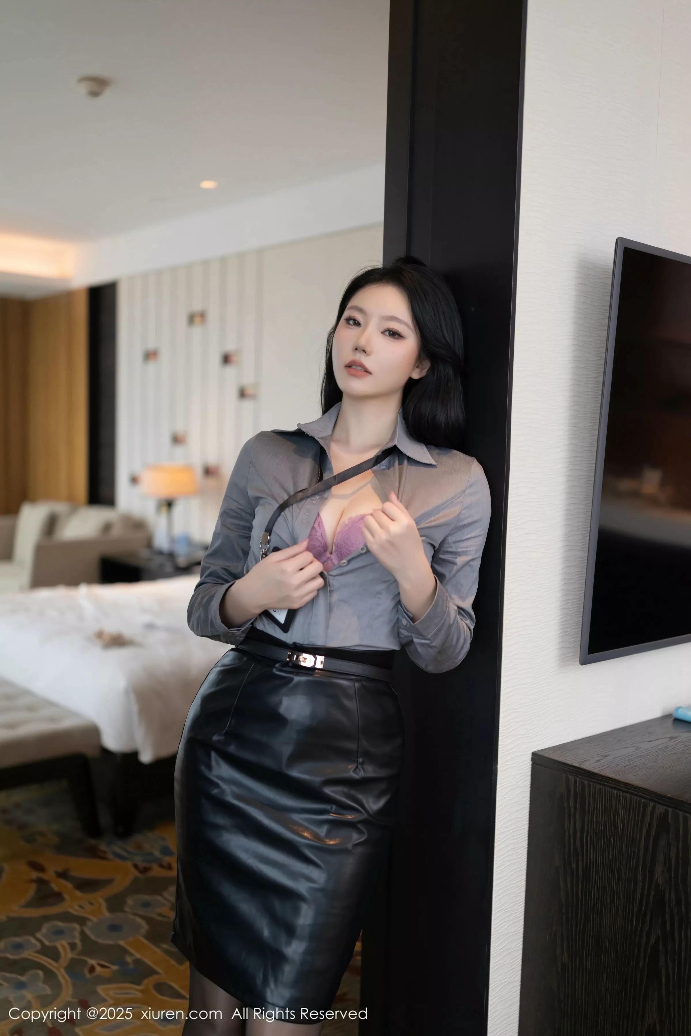 [[XiuRen秀人网]秀人网]No.10245_模特安然anran灰色衬衫配黑皮短裙露超薄黑丝秀曼妙身姿诱惑写真80P