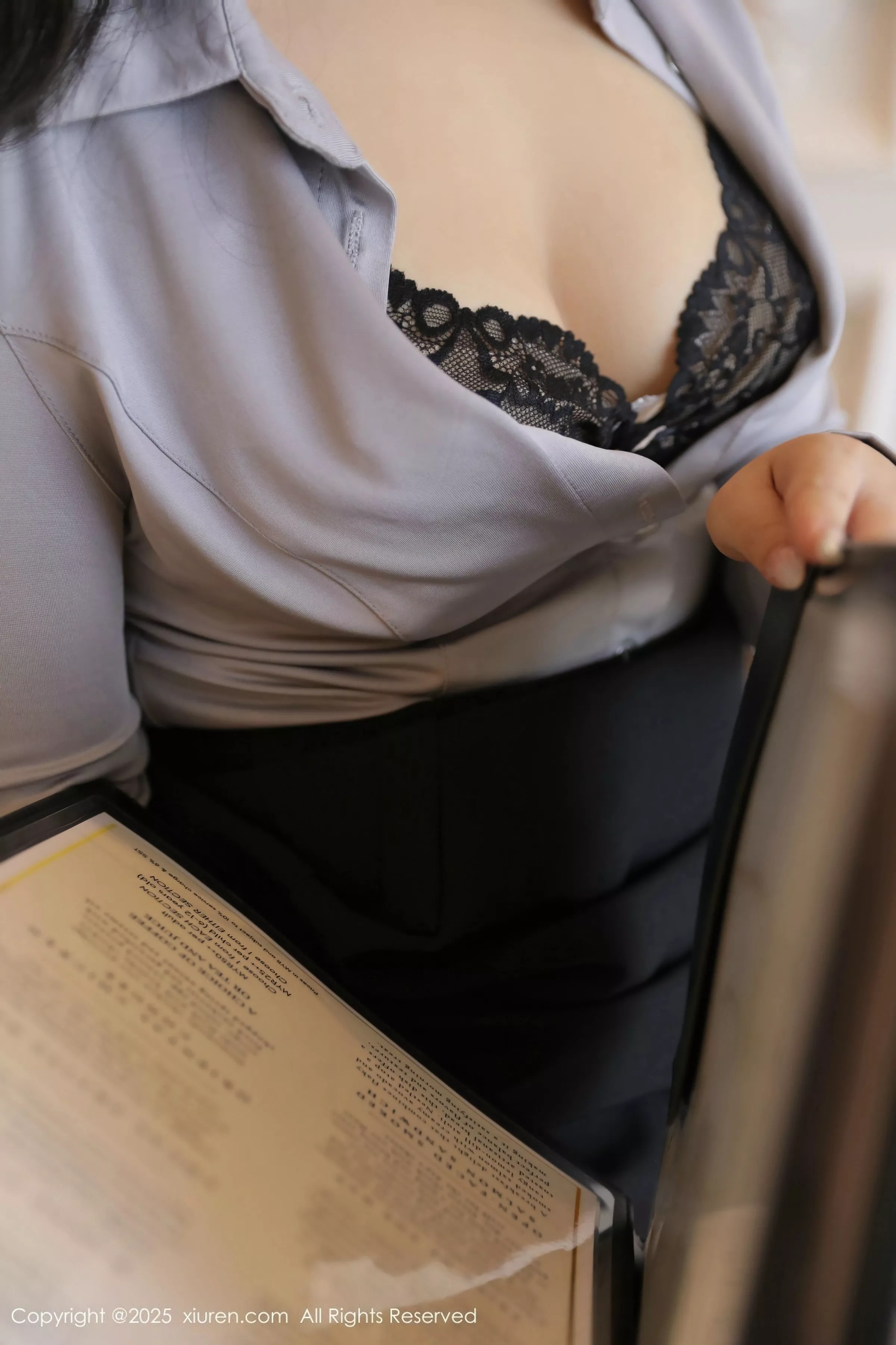 [[XiuRen秀人网]秀人网]No.10243_模特希雅sia性感灰色OL服饰露黑色内衣配超薄黑丝极致魅惑写真82P