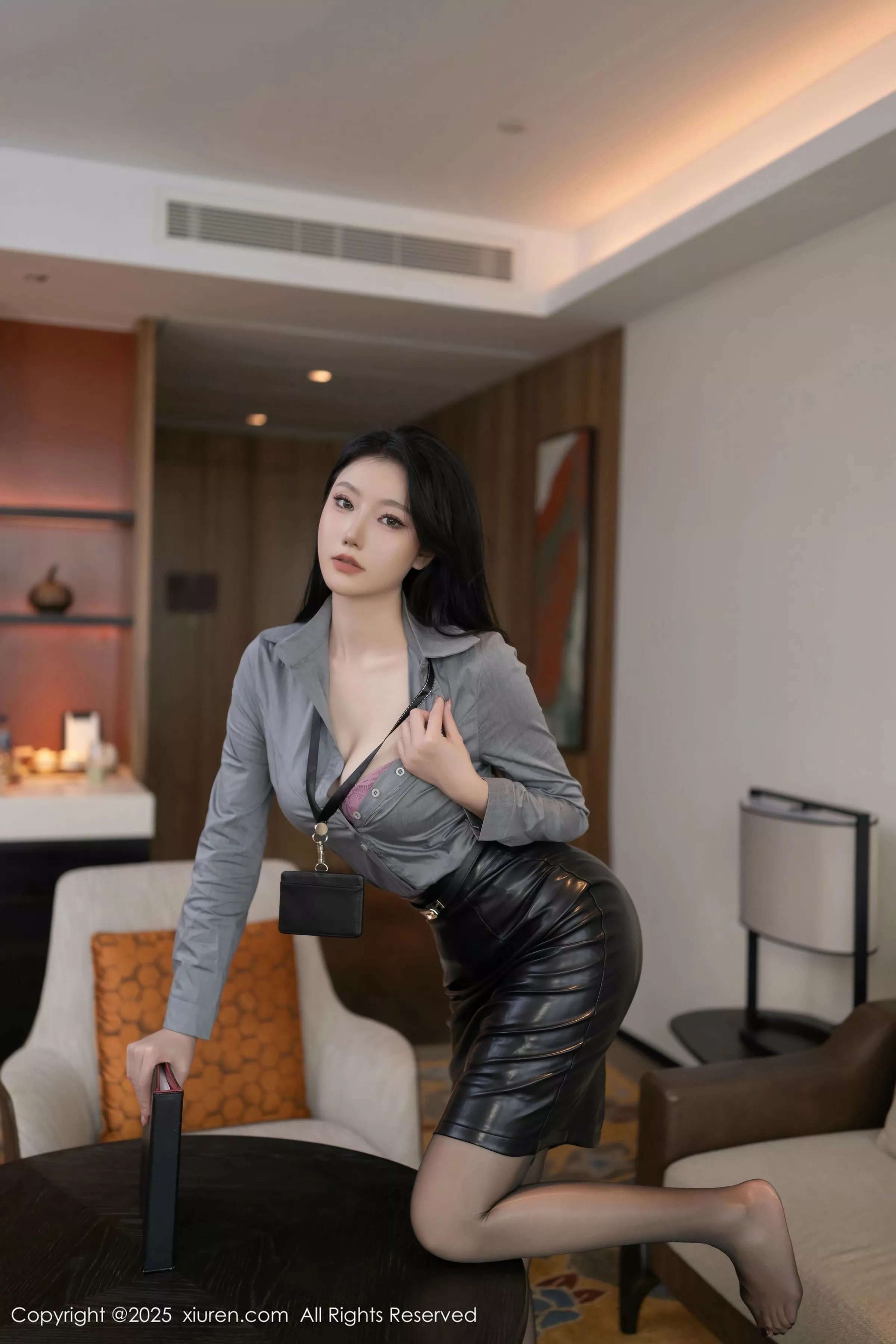 [[XiuRen秀人网]秀人网]No.10245_模特安然anran灰色衬衫配黑皮短裙露超薄黑丝秀曼妙身姿诱惑写真80P