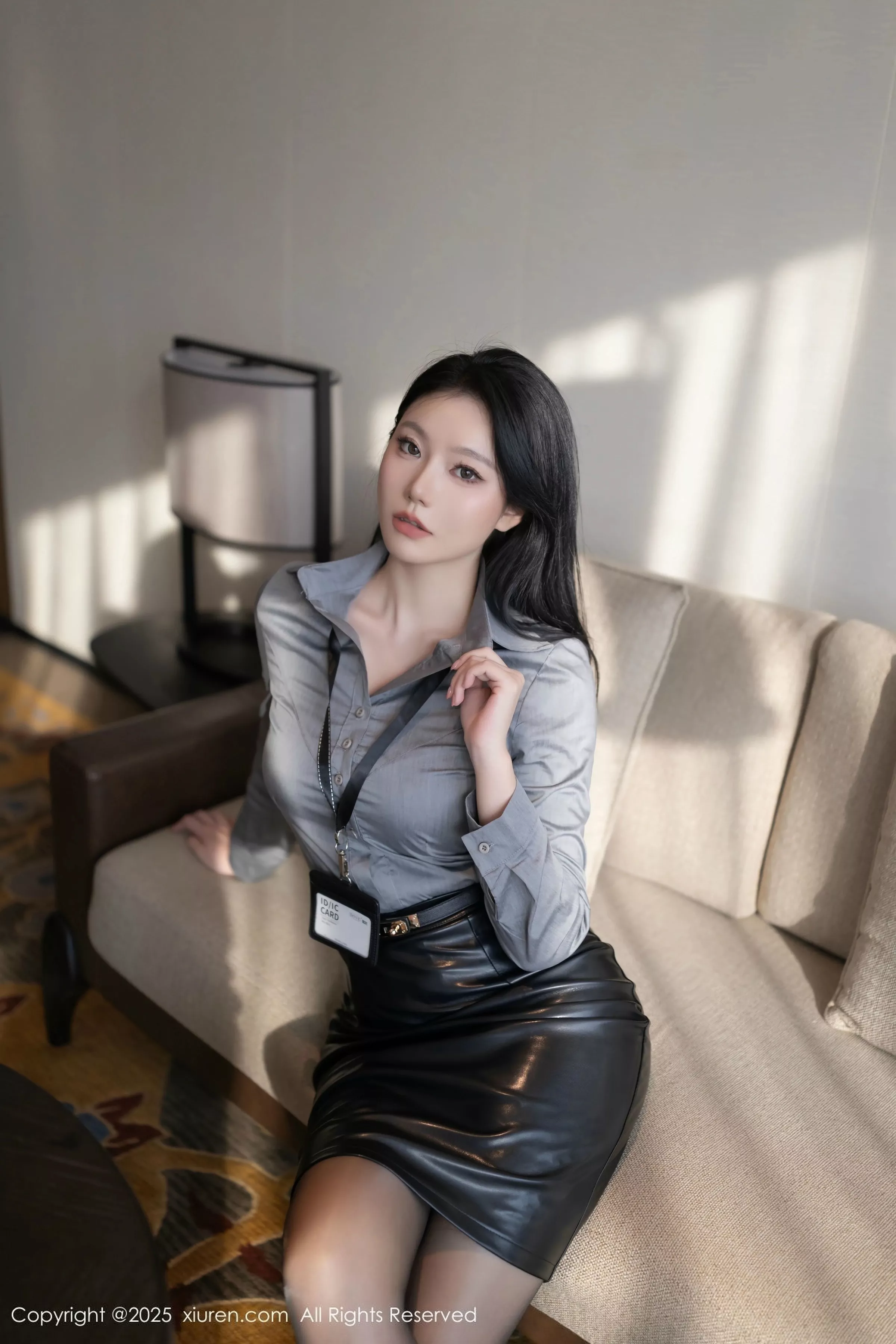 [[XiuRen秀人网]秀人网]No.10245_模特安然anran灰色衬衫配黑皮短裙露超薄黑丝秀曼妙身姿诱惑写真80P