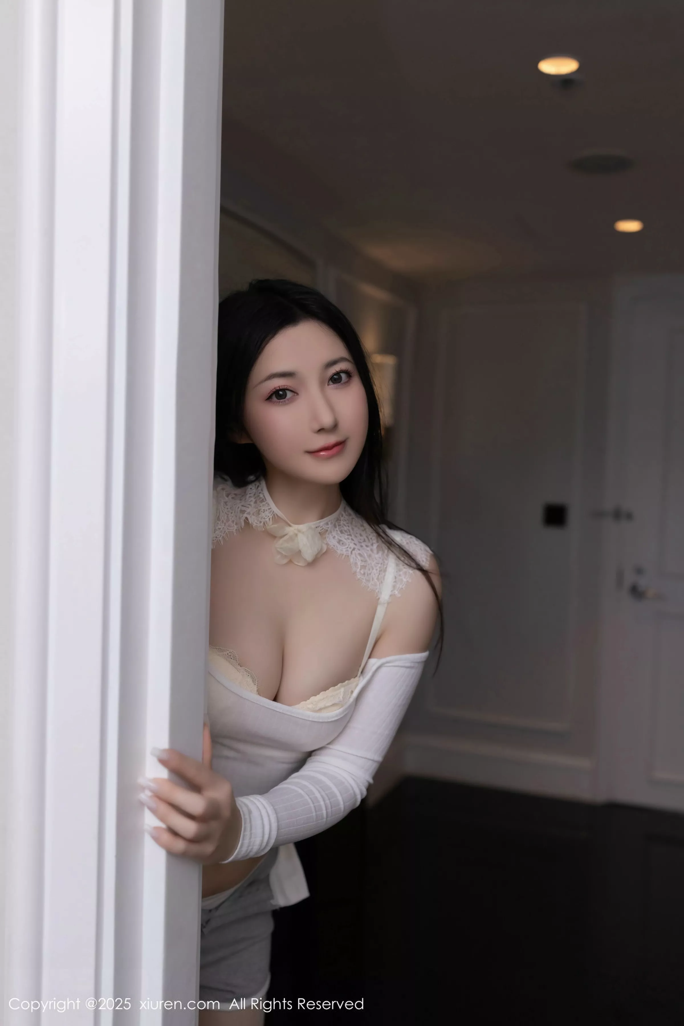 [[XiuRen秀人网]秀人网]No.10261_模特鱼子酱Fish性感白色短T露白色内衣配开档白丝秀美腿诱惑写真80P