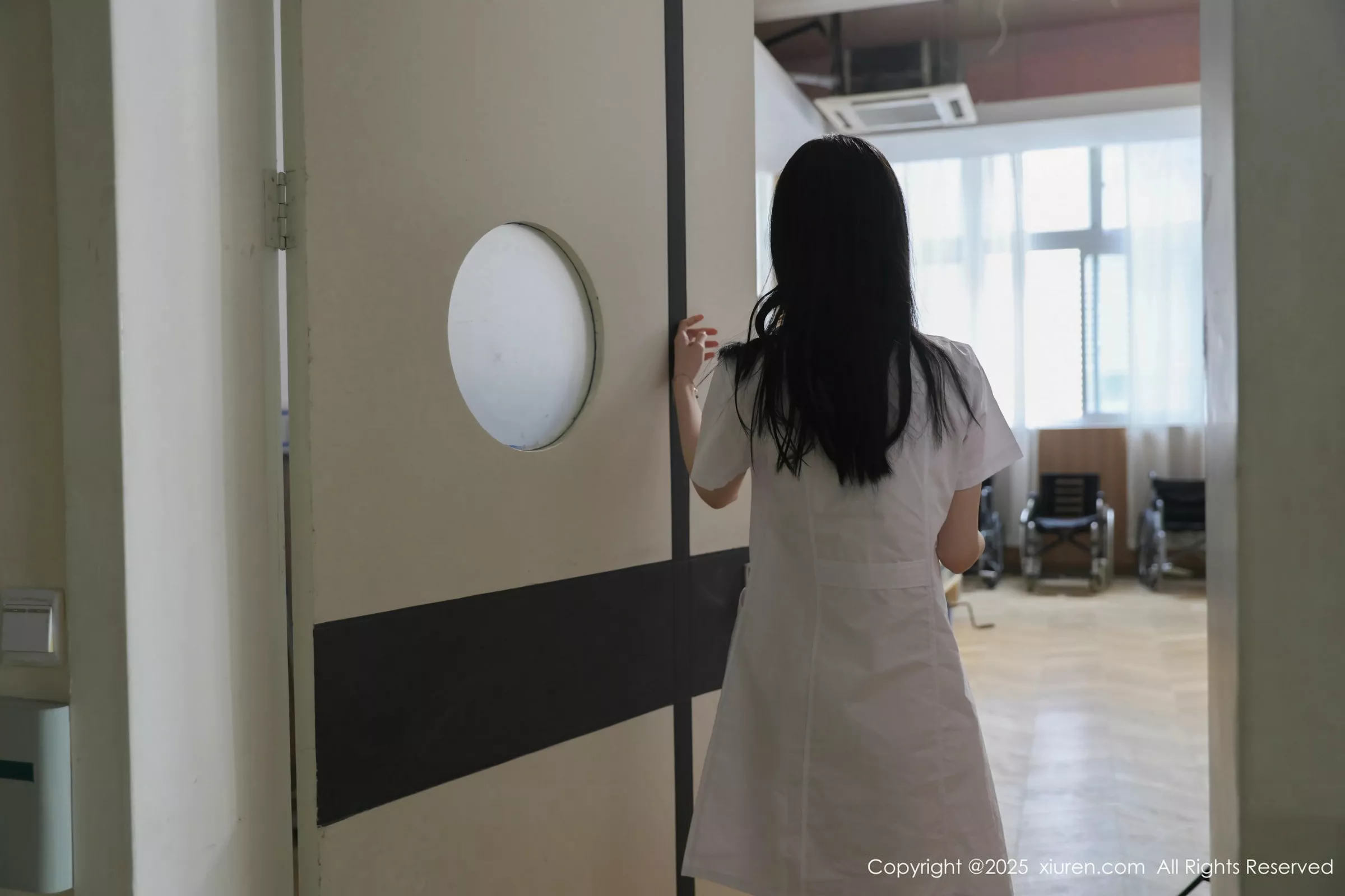 [[XiuRen秀人网]秀人网]No.10256_模特布丁wow性感护士服露浅色内衣配肉丝袜秀曼妙身材诱惑写真80P