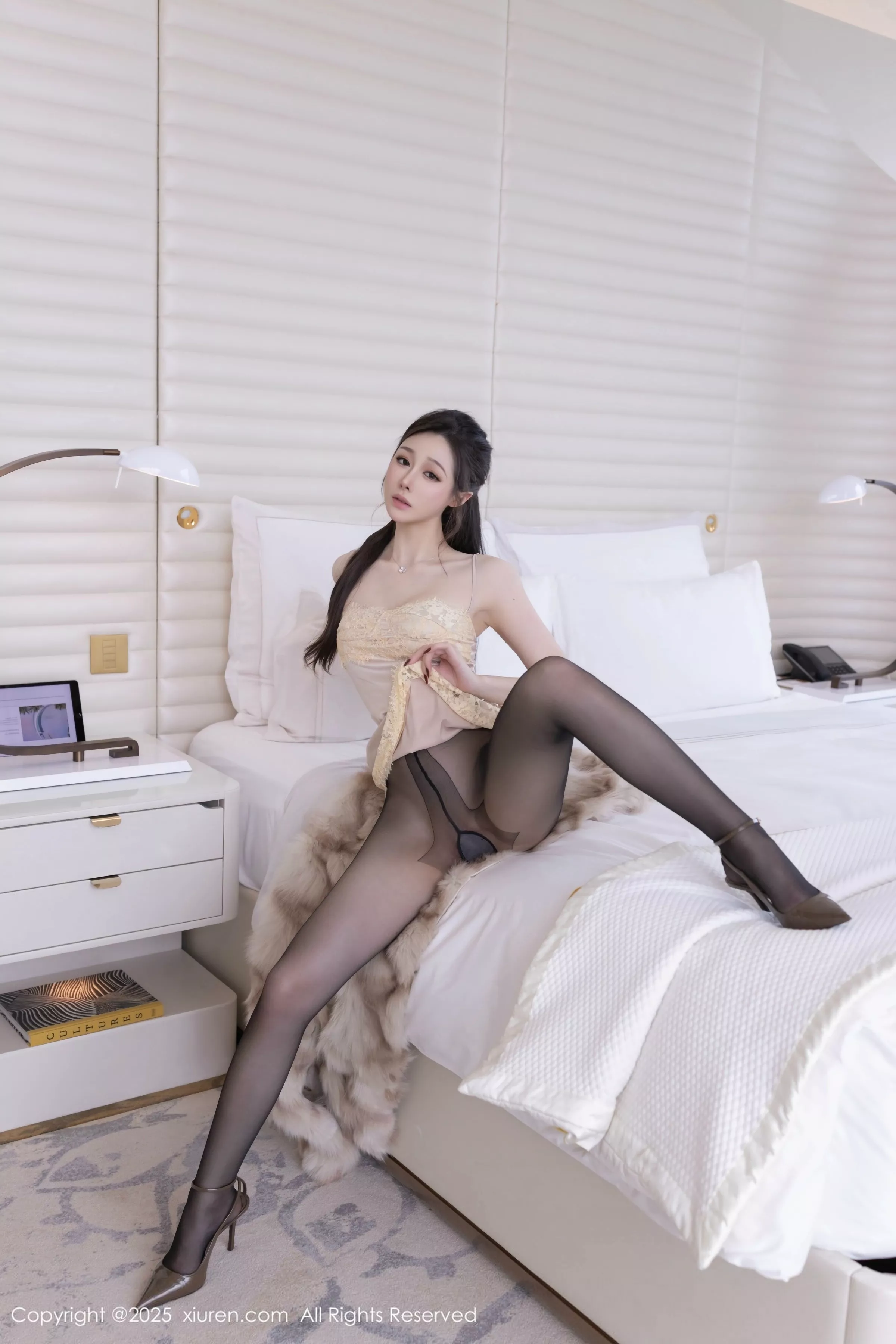 [[XiuRen秀人网]秀人网]No.10259_模特小逗逗性感浅色吊带裙配超薄无内黑丝秀曼妙身姿诱惑写真76P