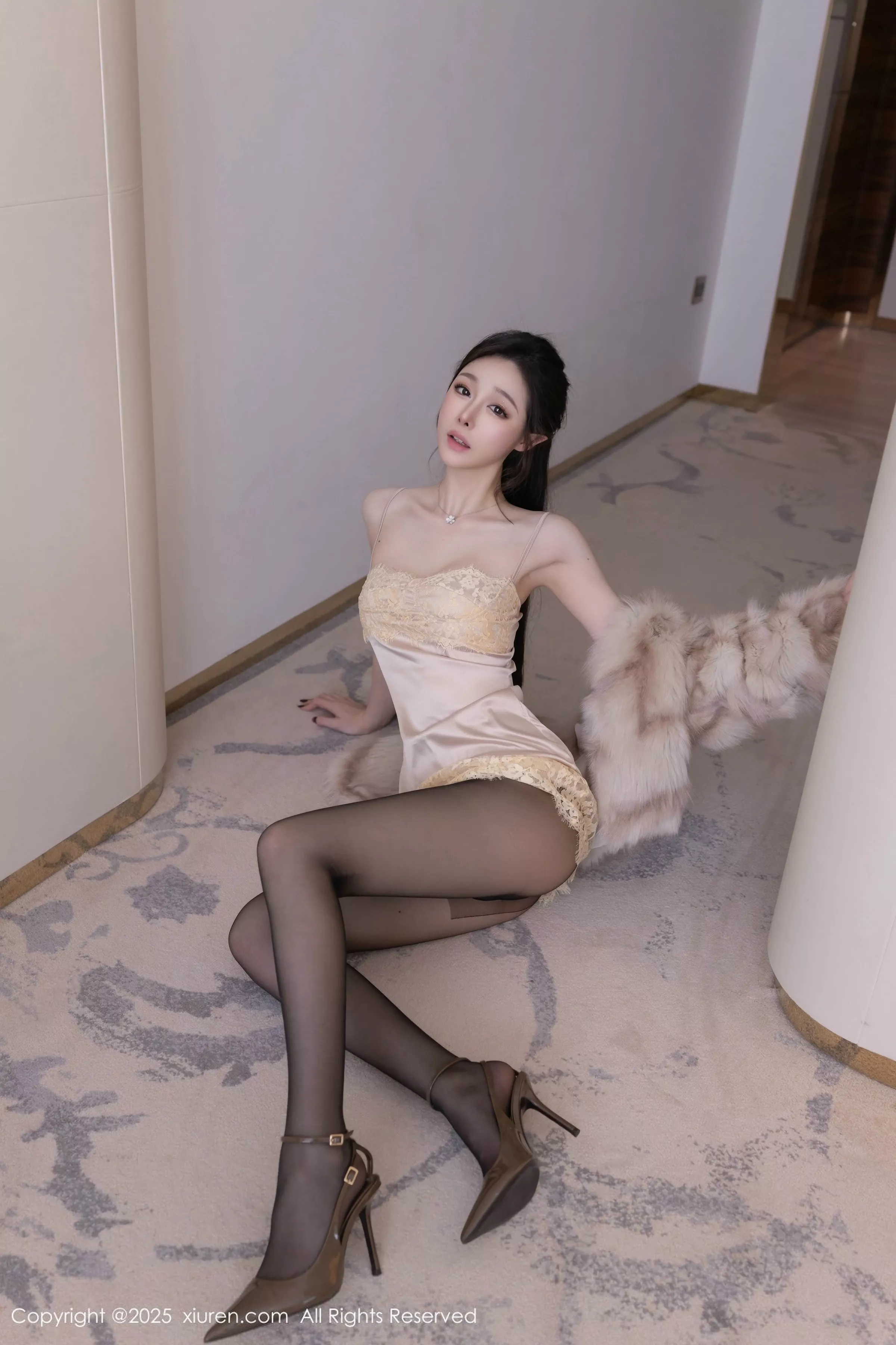 [[XiuRen秀人网]秀人网]No.10259_模特小逗逗性感浅色吊带裙配超薄无内黑丝秀曼妙身姿诱惑写真76P