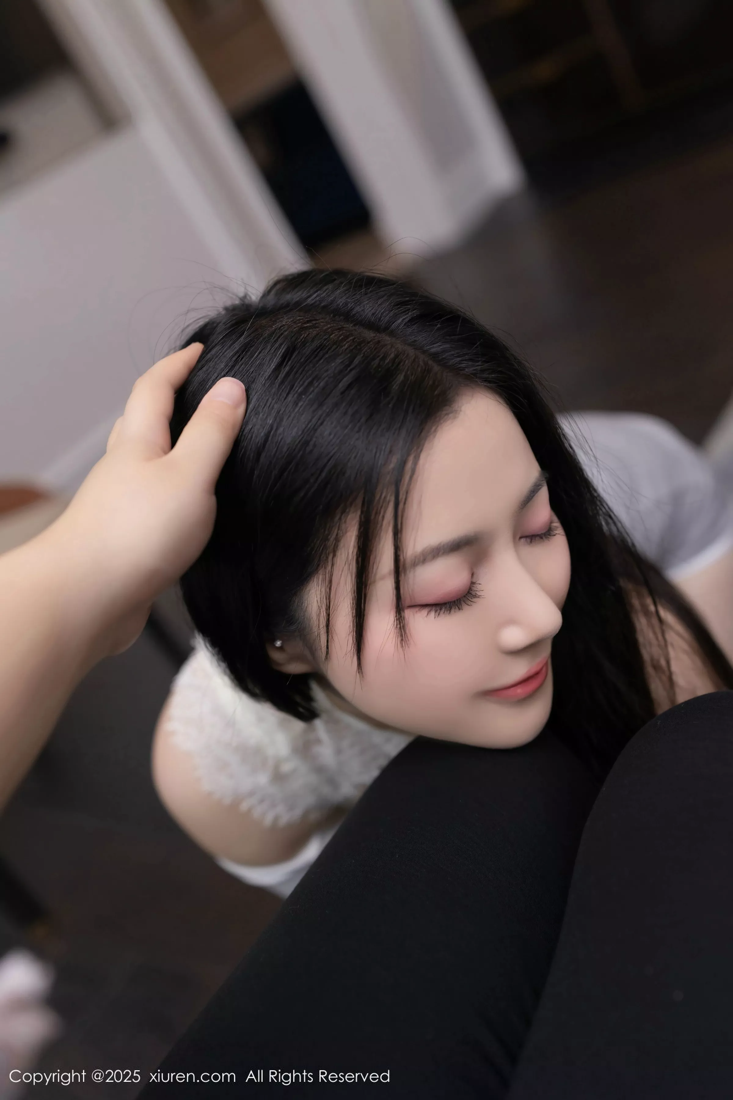 [[XiuRen秀人网]秀人网]No.10261_模特鱼子酱Fish性感白色短T露白色内衣配开档白丝秀美腿诱惑写真80P