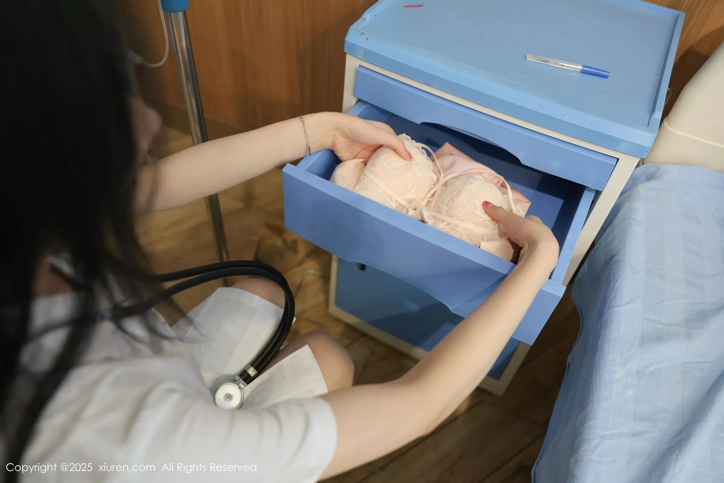 [[XiuRen秀人网]秀人网]No.10256_模特布丁wow性感护士服露浅色内衣配肉丝袜秀曼妙身材诱惑写真80P