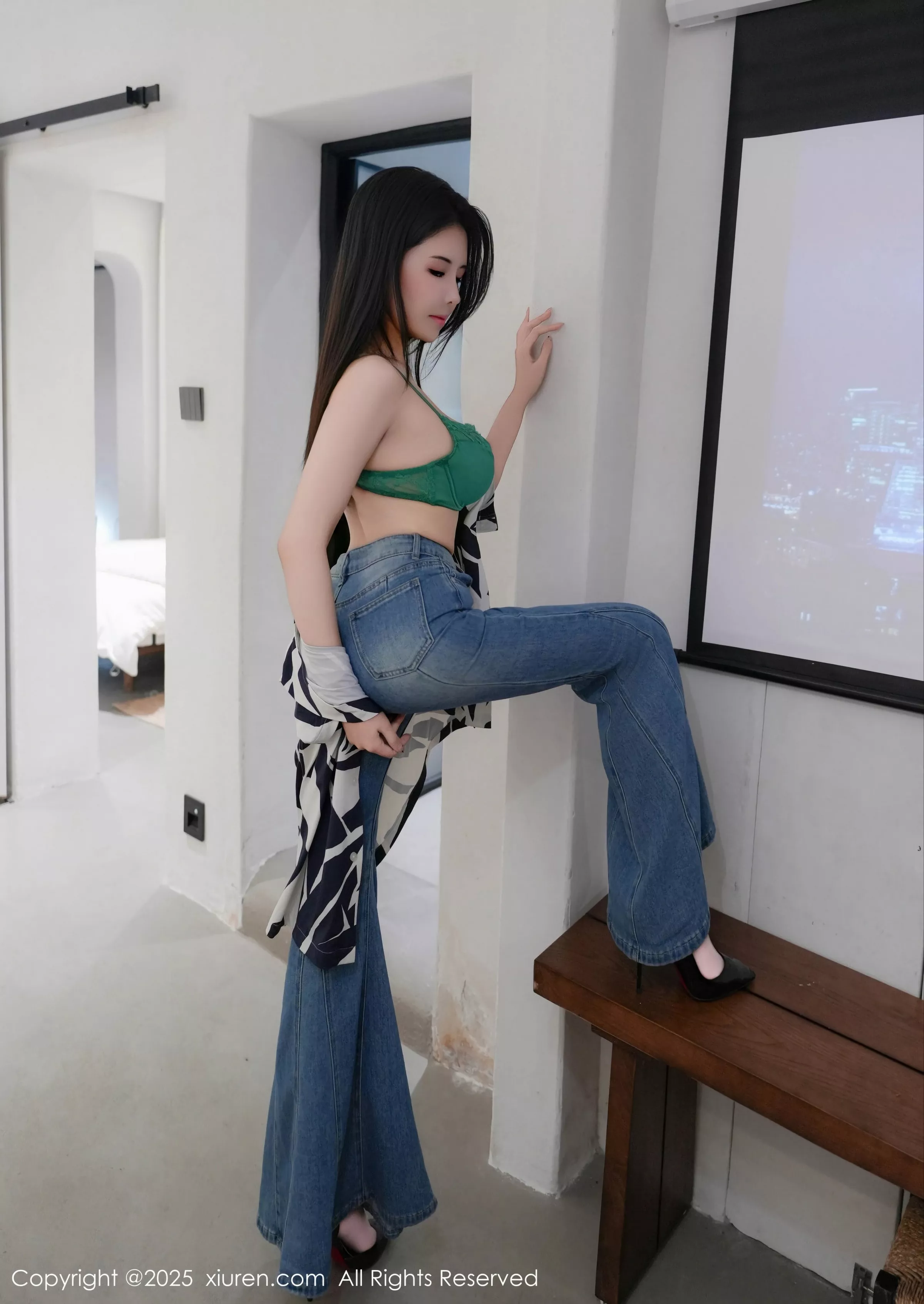 [[XiuRen秀人网]秀人网]No.10260_模特袁圆性感T恤露绿色内衣配灰色丝袜秀曼妙身姿完美诱惑写真78P