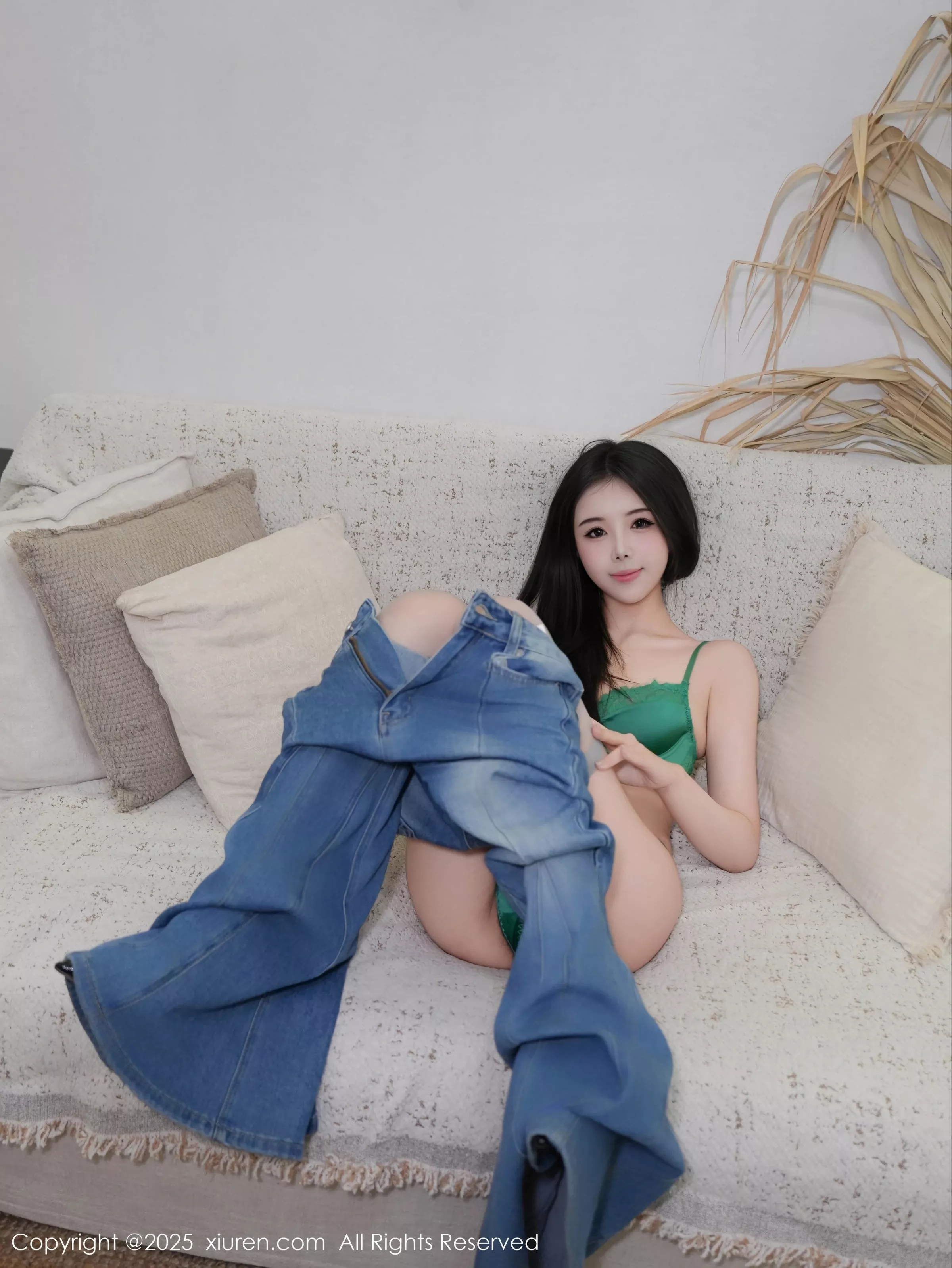 [[XiuRen秀人网]秀人网]No.10260_模特袁圆性感T恤露绿色内衣配灰色丝袜秀曼妙身姿完美诱惑写真78P