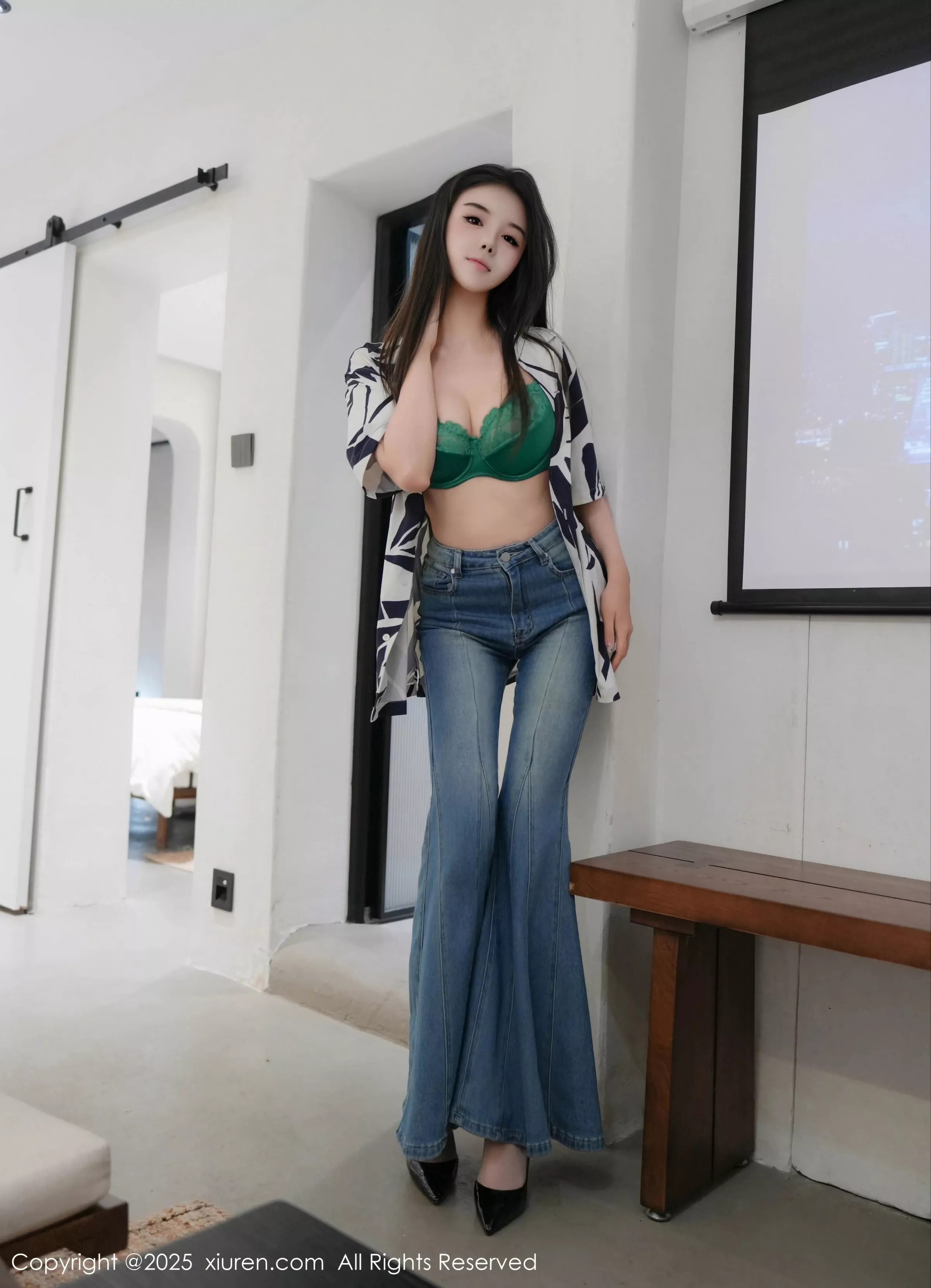 [[XiuRen秀人网]秀人网]No.10260_模特袁圆性感T恤露绿色内衣配灰色丝袜秀曼妙身姿完美诱惑写真78P