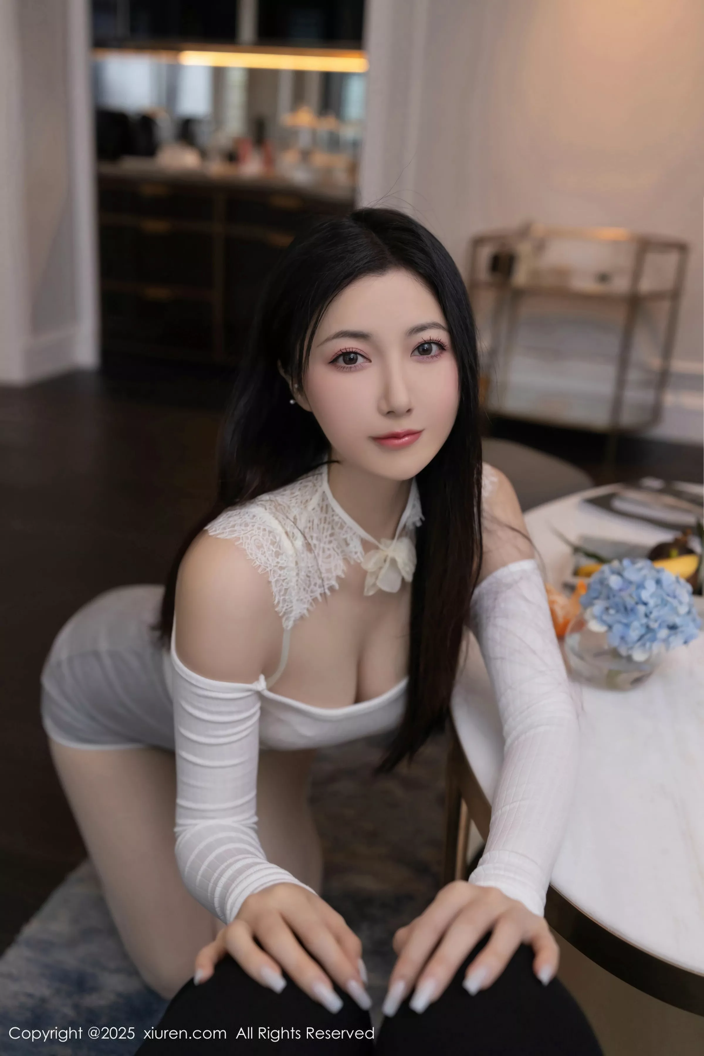 [[XiuRen秀人网]秀人网]No.10261_模特鱼子酱Fish性感白色短T露白色内衣配开档白丝秀美腿诱惑写真80P