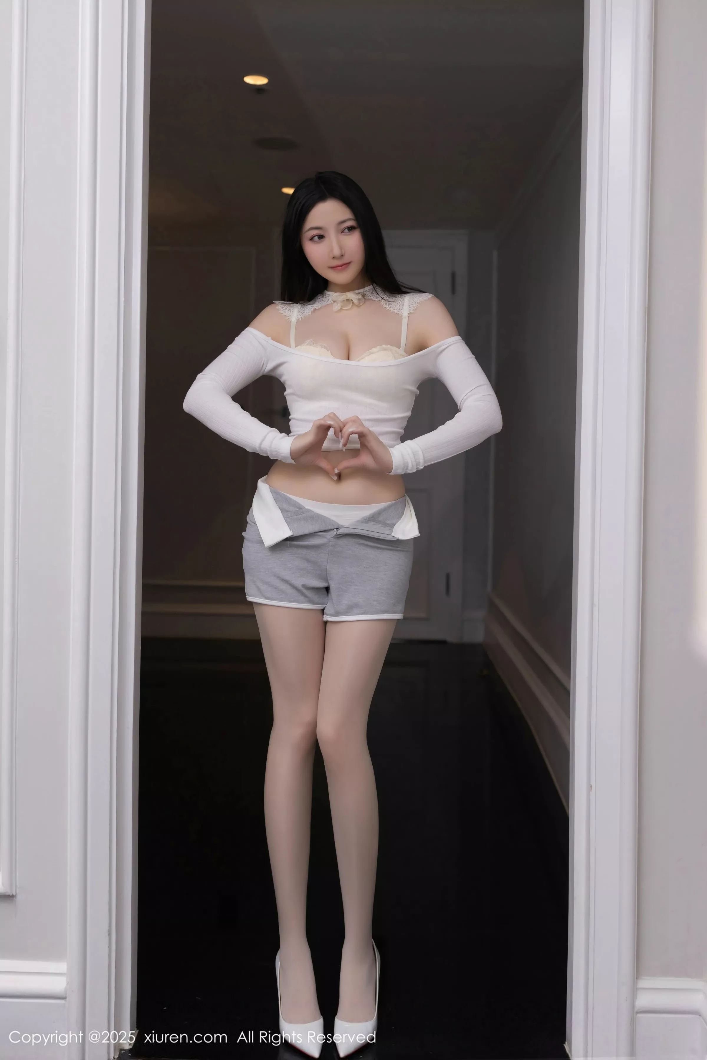 [[XiuRen秀人网]秀人网]No.10261_模特鱼子酱Fish性感白色短T露白色内衣配开档白丝秀美腿诱惑写真80P