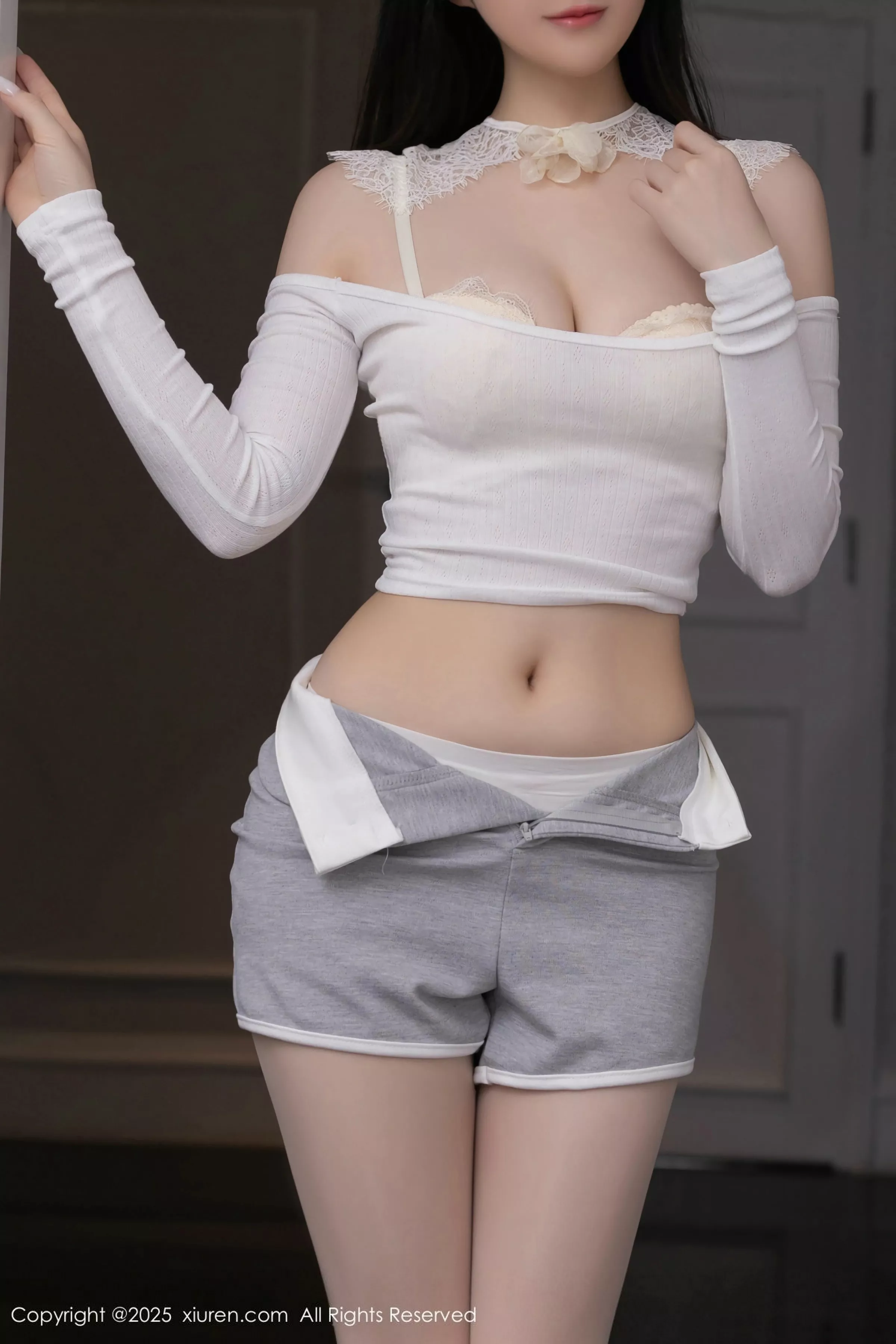 [[XiuRen秀人网]秀人网]No.10261_模特鱼子酱Fish性感白色短T露白色内衣配开档白丝秀美腿诱惑写真80P