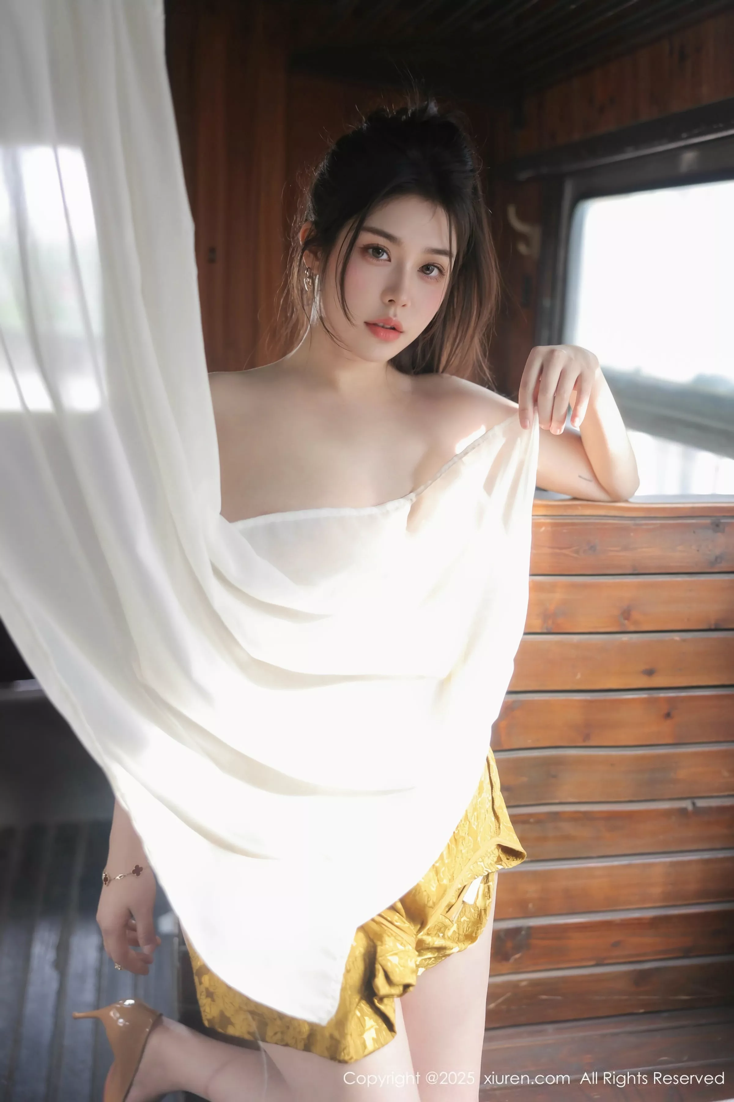 [[XiuRen秀人网]秀人网]No.10269_模特林若凡F性感黄色旗袍露浅色内衣秀丰腴身材撩人诱惑写真71P