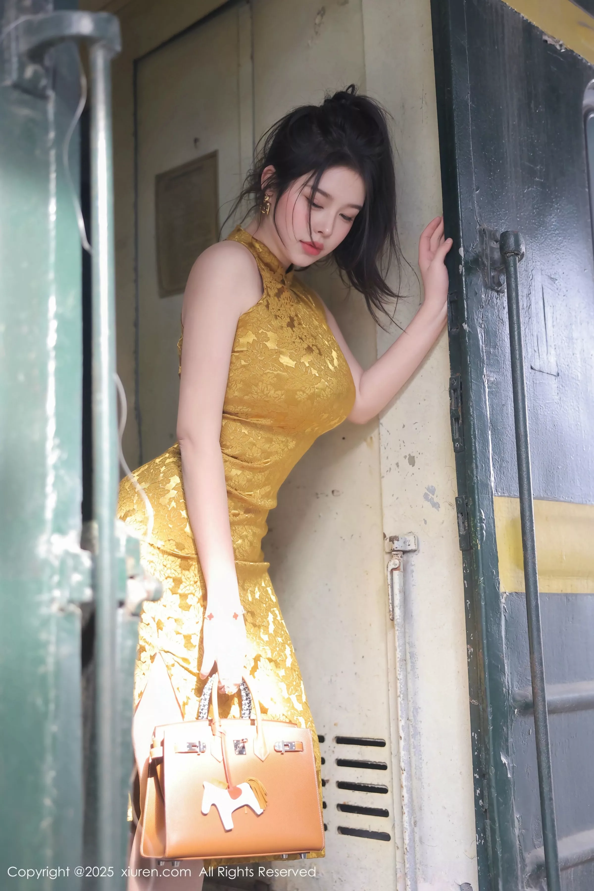 [[XiuRen秀人网]秀人网]No.10269_模特林若凡F性感黄色旗袍露浅色内衣秀丰腴身材撩人诱惑写真71P