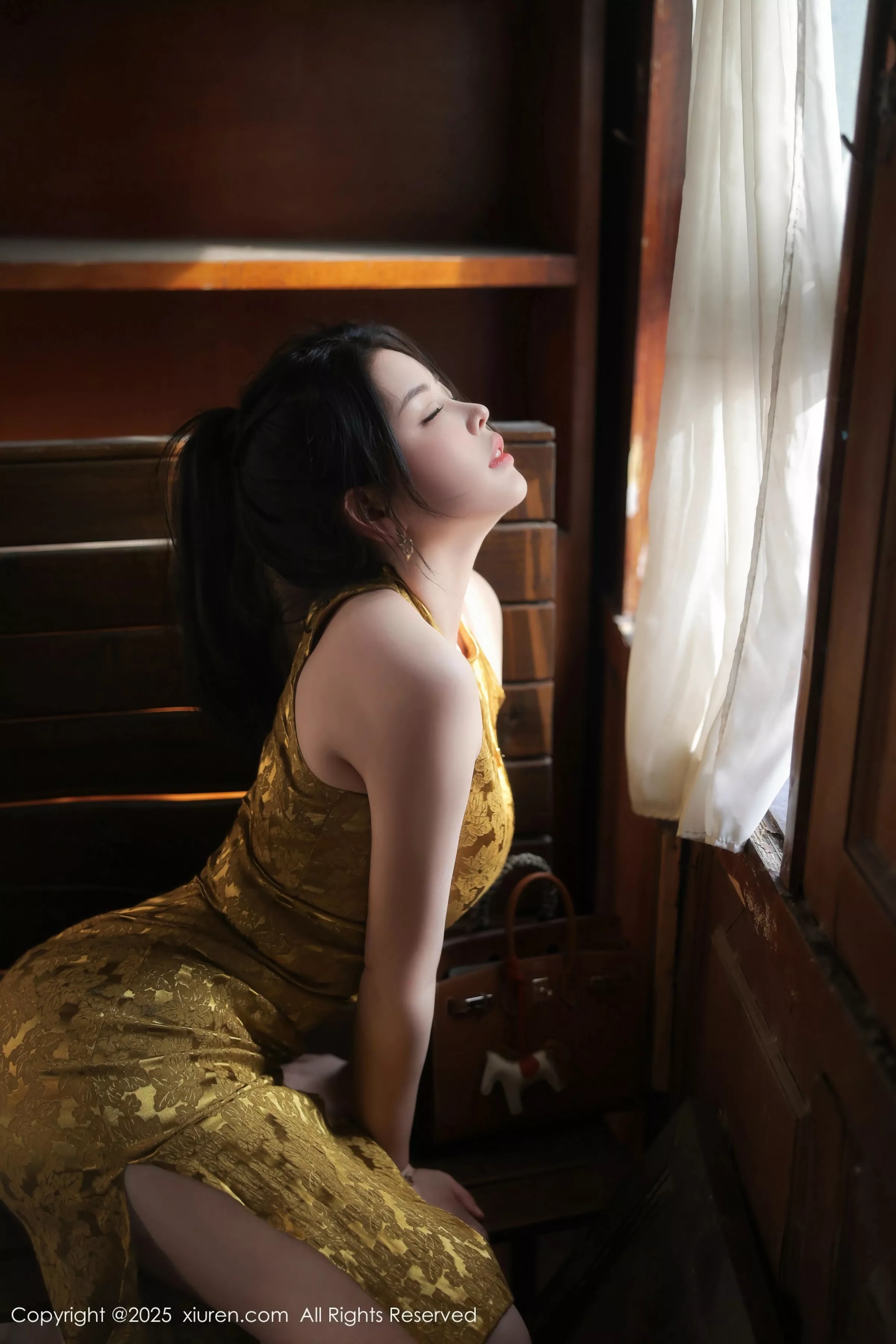 [[XiuRen秀人网]秀人网]No.10269_模特林若凡F性感黄色旗袍露浅色内衣秀丰腴身材撩人诱惑写真71P