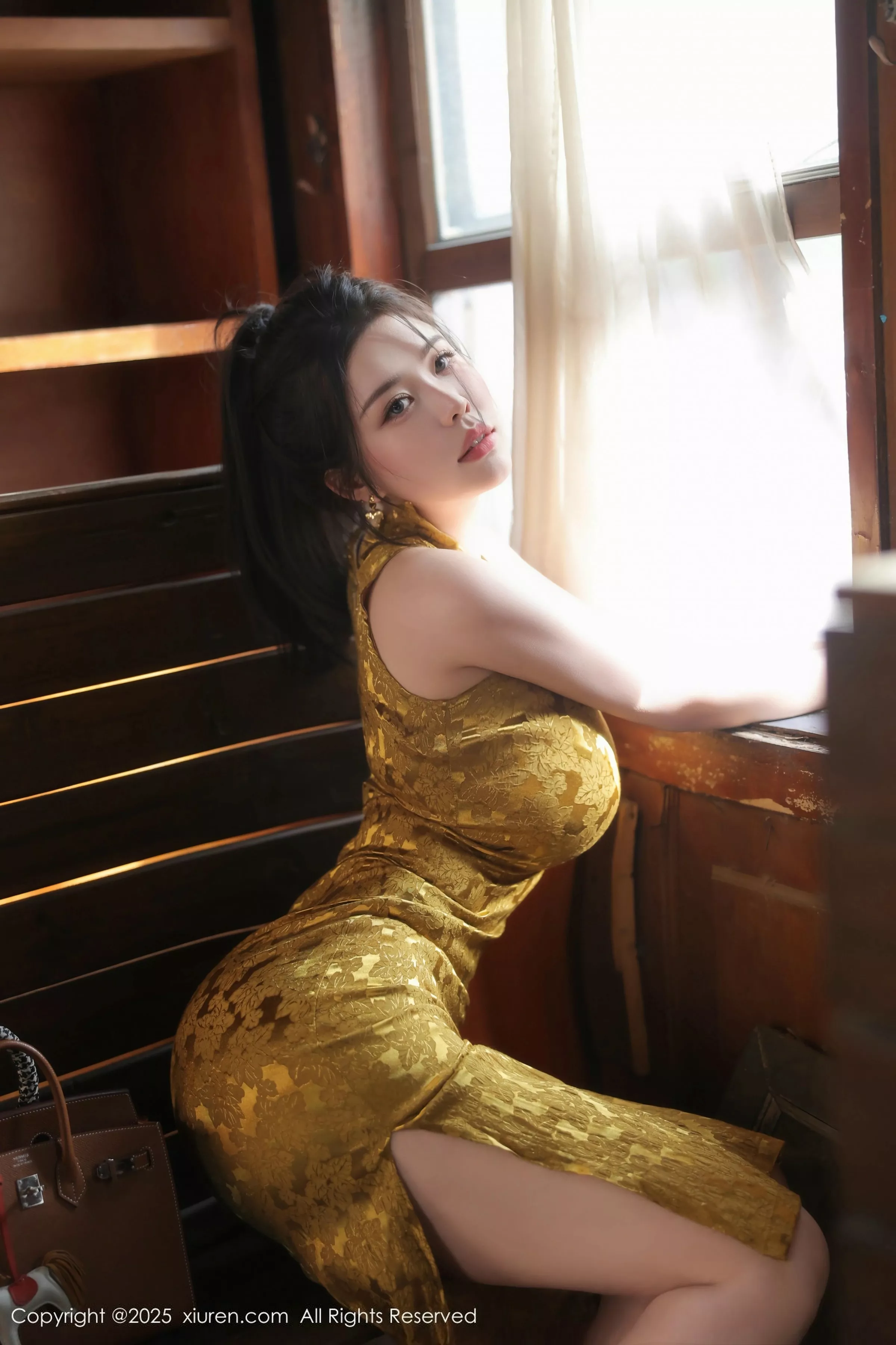 [[XiuRen秀人网]秀人网]No.10269_模特林若凡F性感黄色旗袍露浅色内衣秀丰腴身材撩人诱惑写真71P