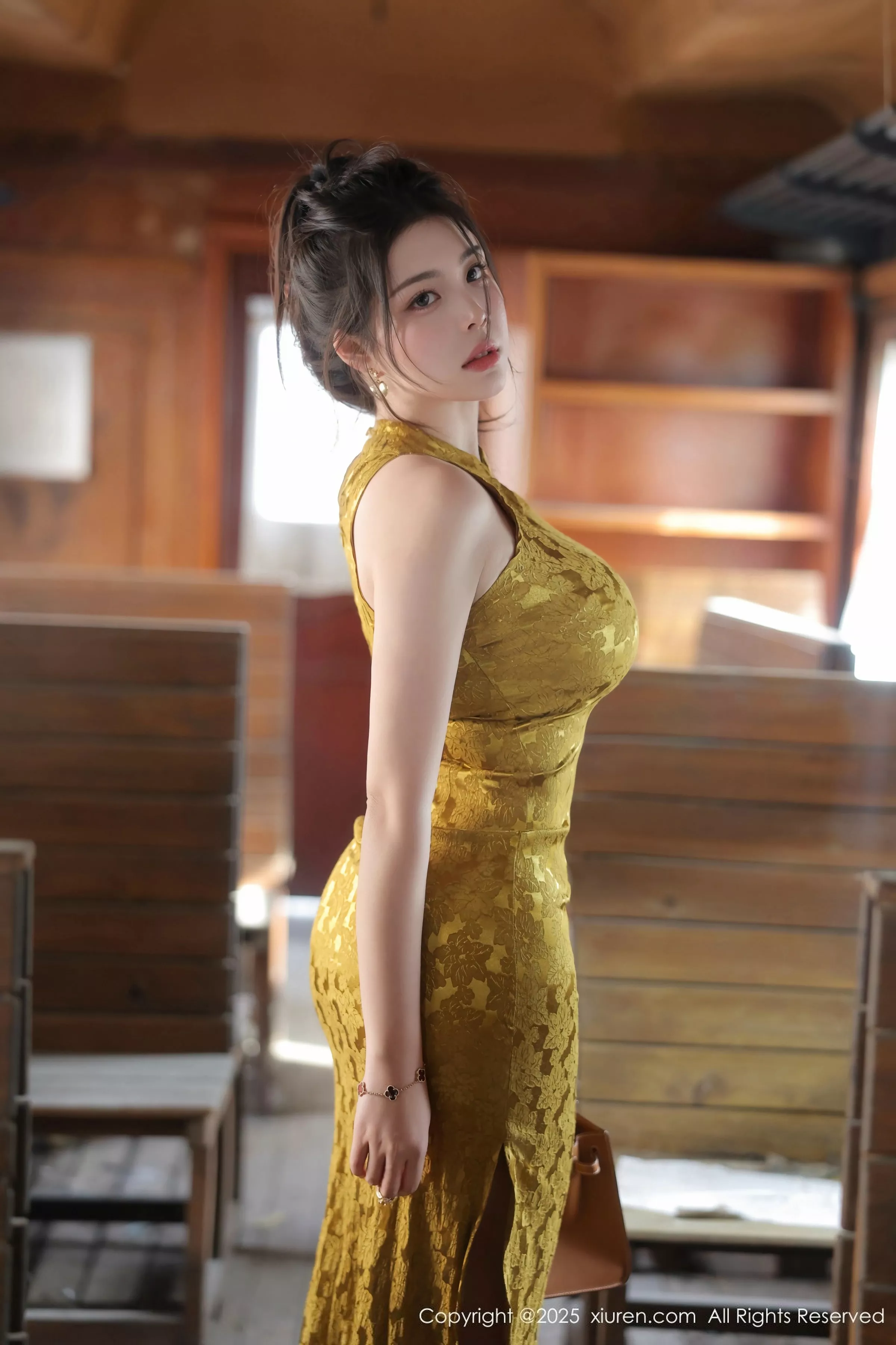 [[XiuRen秀人网]秀人网]No.10269_模特林若凡F性感黄色旗袍露浅色内衣秀丰腴身材撩人诱惑写真71P