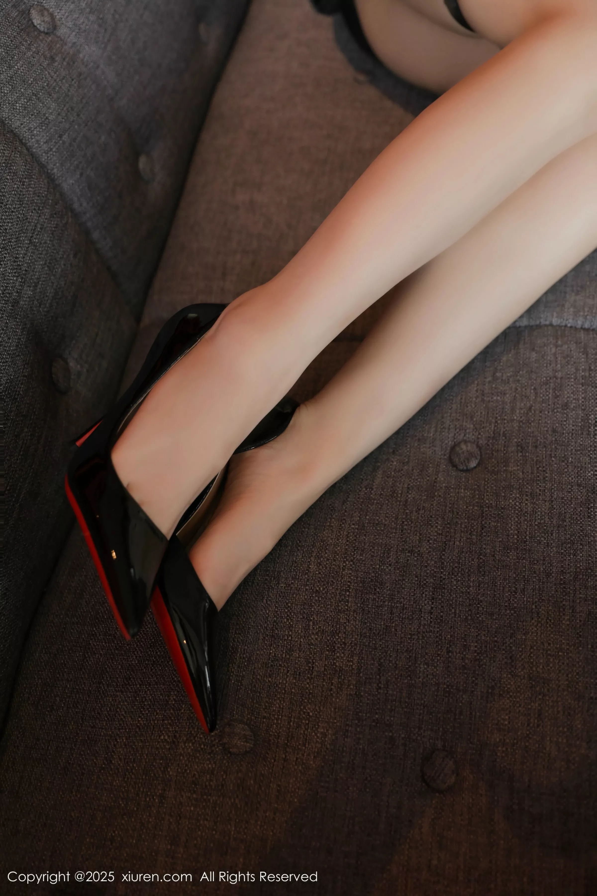 [[XiuRen秀人网]秀人网]No.10274_模特软软酱性感黑色情趣内衣配黑丝吊袜秀丰腴身姿诱惑写真72P