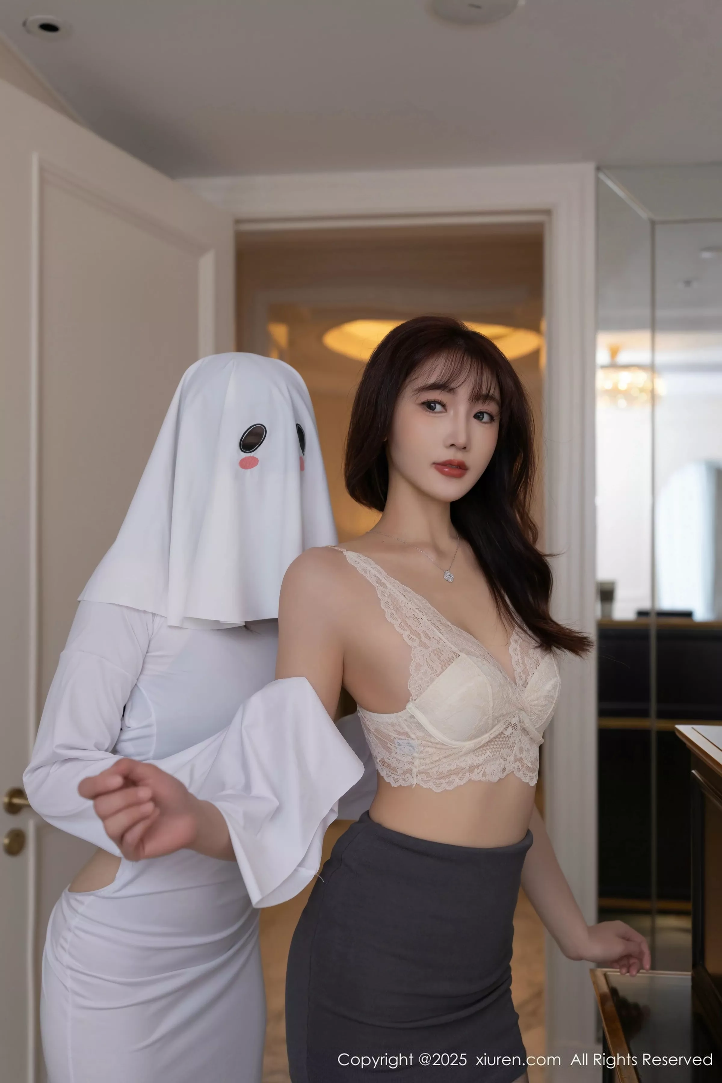 [[XiuRen秀人网]秀人网]No.10282_模特陆萱萱性感灰色OL服饰露白色内衣配超薄黑丝秀美腿诱惑写真80P