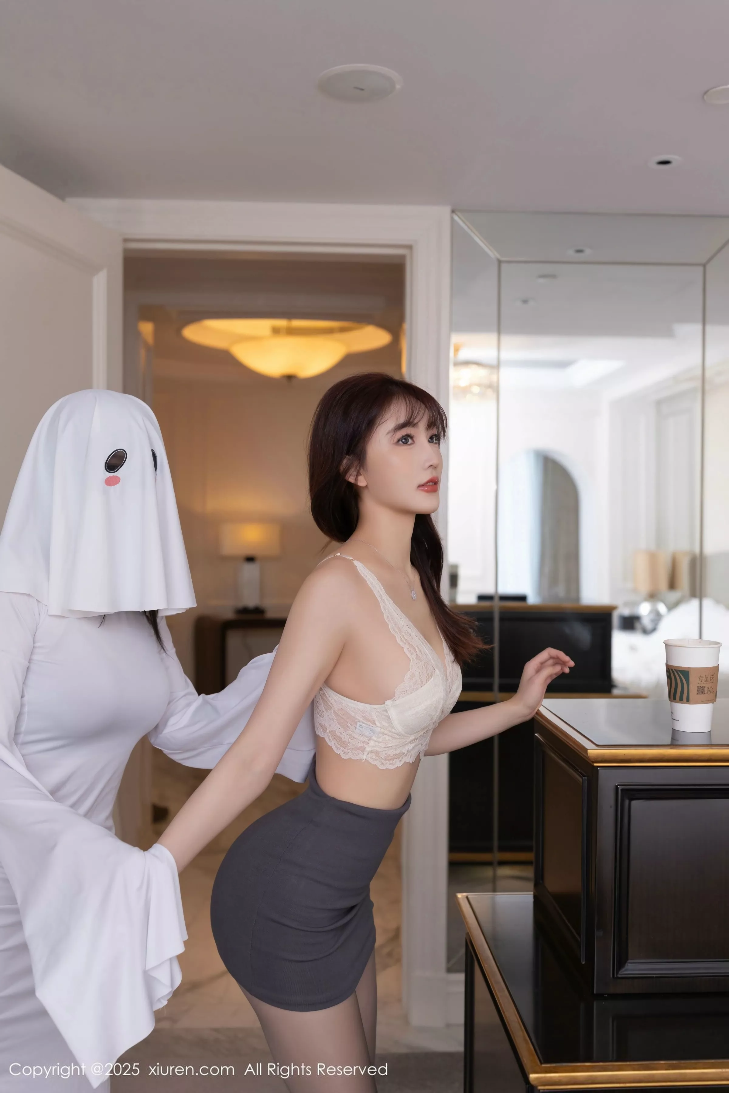 [[XiuRen秀人网]秀人网]No.10282_模特陆萱萱性感灰色OL服饰露白色内衣配超薄黑丝秀美腿诱惑写真80P