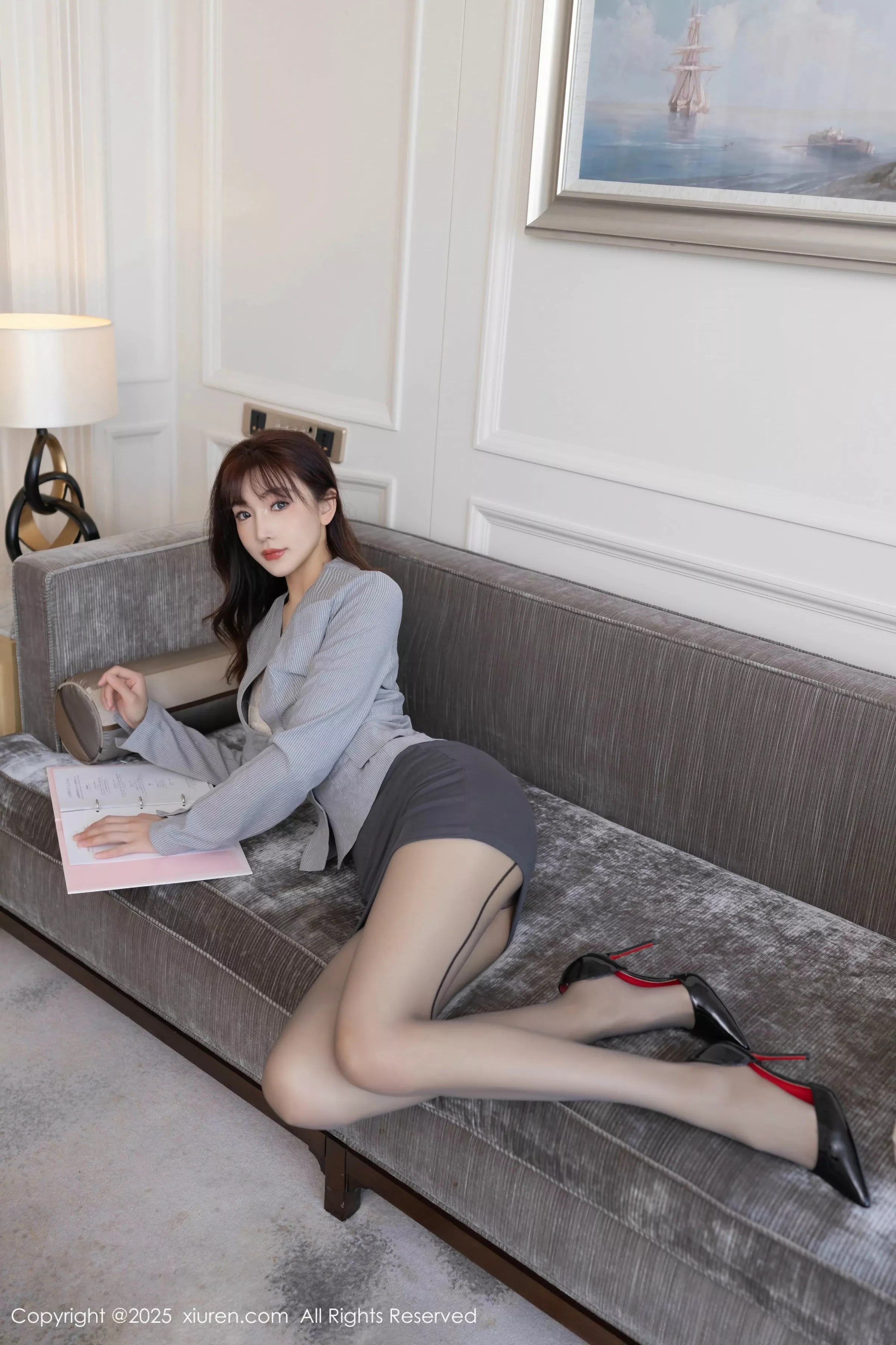 [[XiuRen秀人网]秀人网]No.10282_模特陆萱萱性感灰色OL服饰露白色内衣配超薄黑丝秀美腿诱惑写真80P