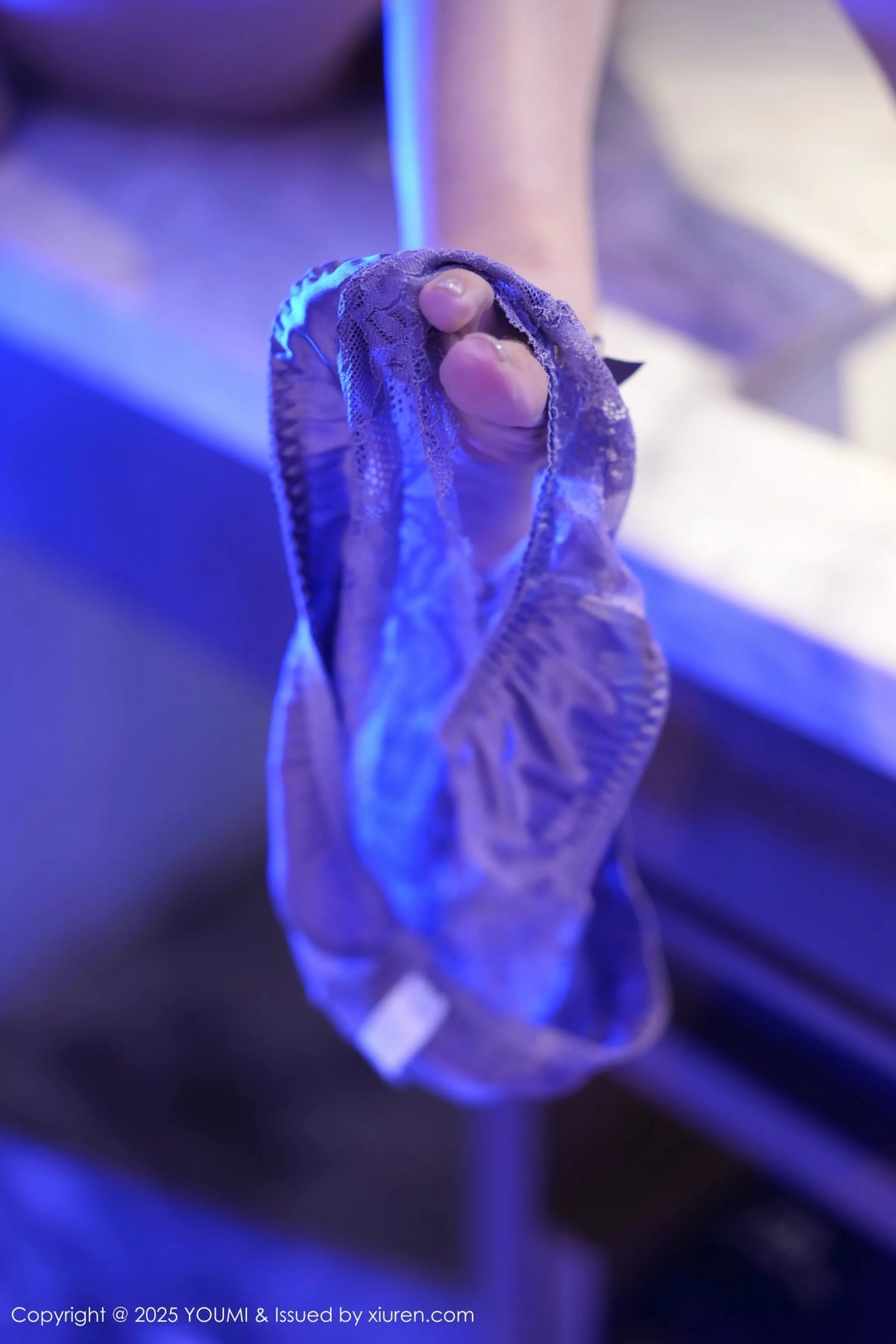 [YouMi尤蜜荟]Vol.1137_模特允爾私房性感黑色皮上衣配黑丝吊袜秀丰腴身材完美诱惑写真64P