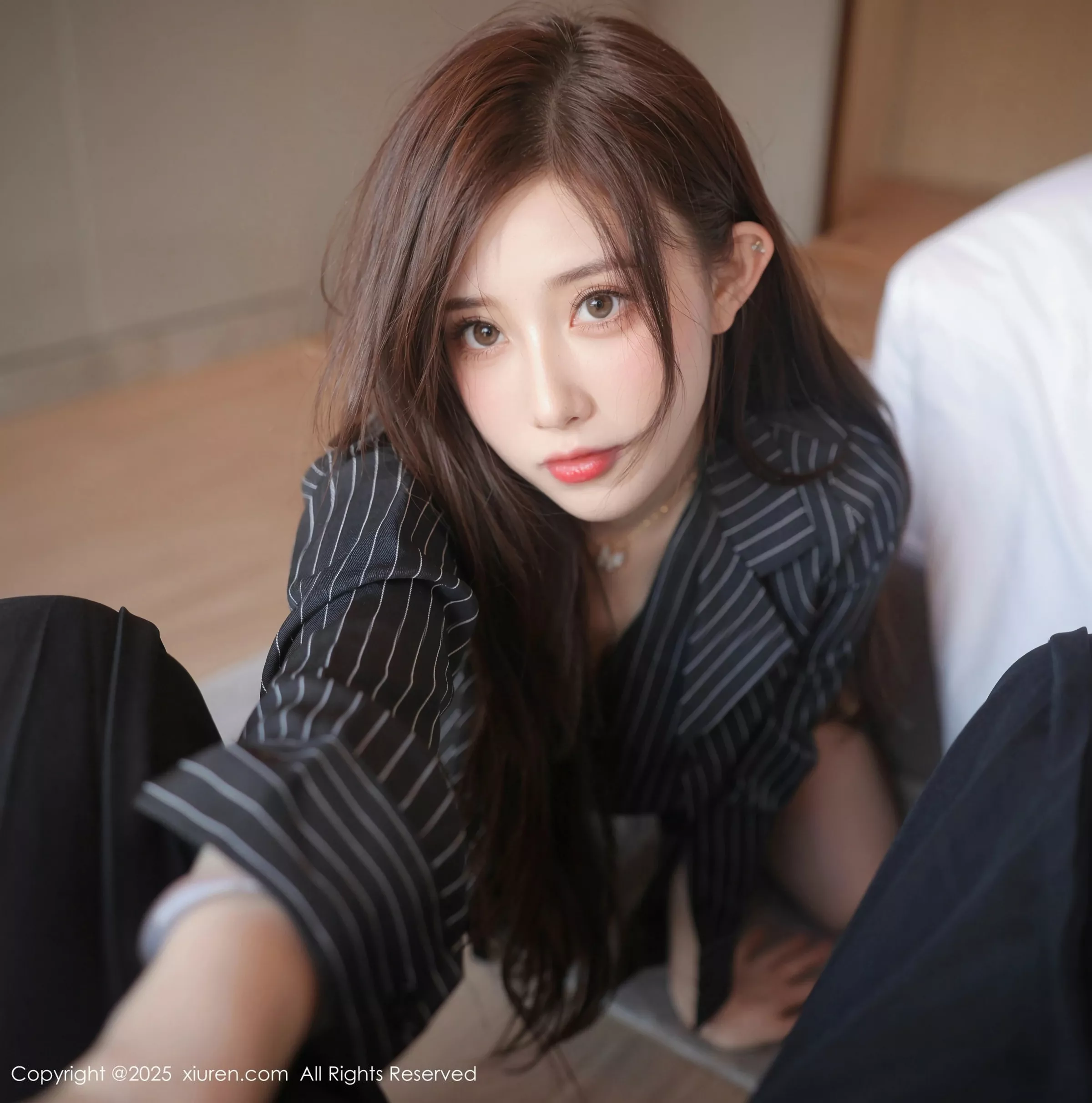 [[XiuRen秀人网]秀人网]No.10285_模特奶油猫呀性感深色OL服饰露蓝色蕾丝内衣秀丰腴身材诱惑写真79P