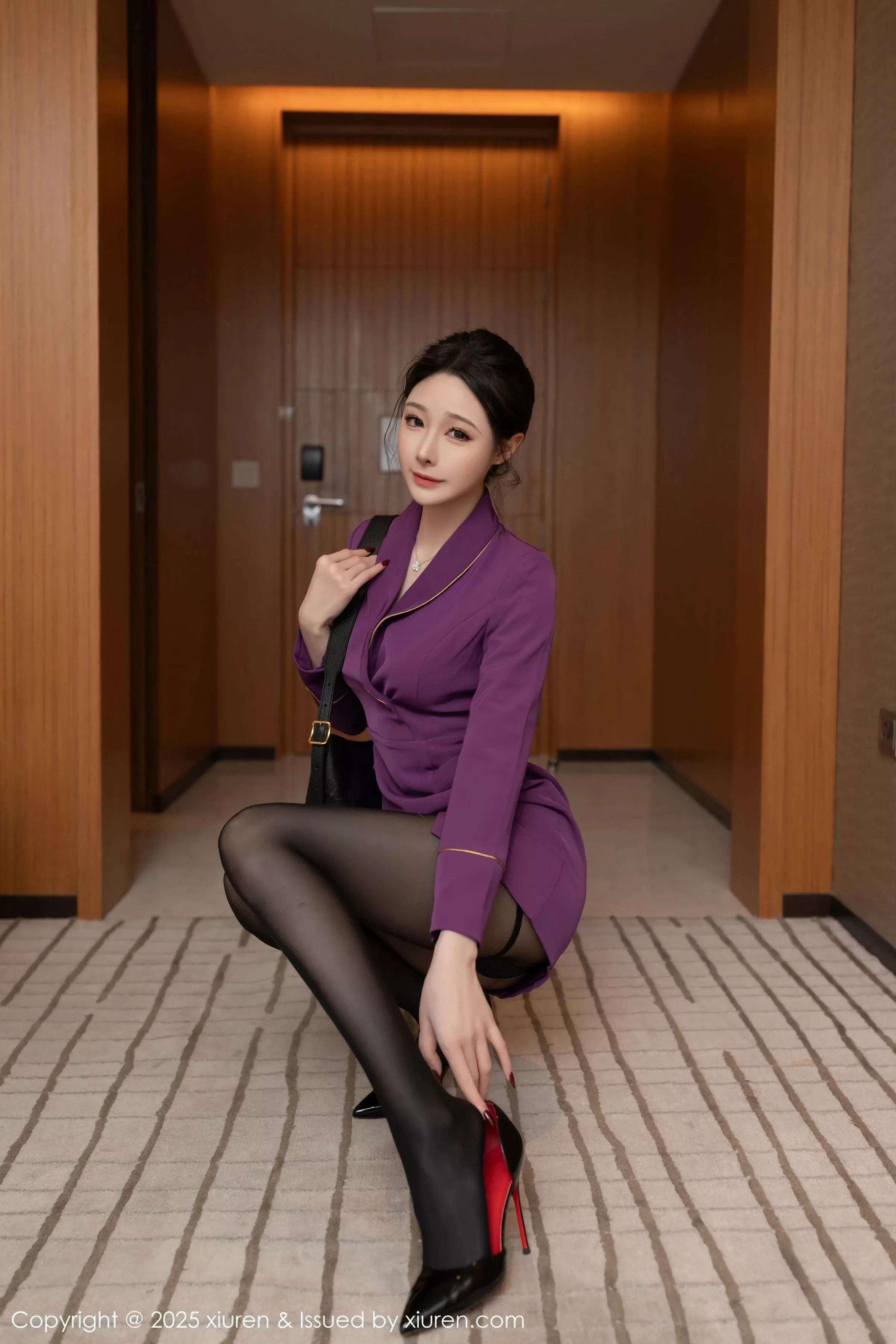 [[XiuRen秀人网]秀人网]No.10290_模特小逗逗性感紫色制服露黑色情趣内衣配超薄黑丝秀美腿诱惑写真80P