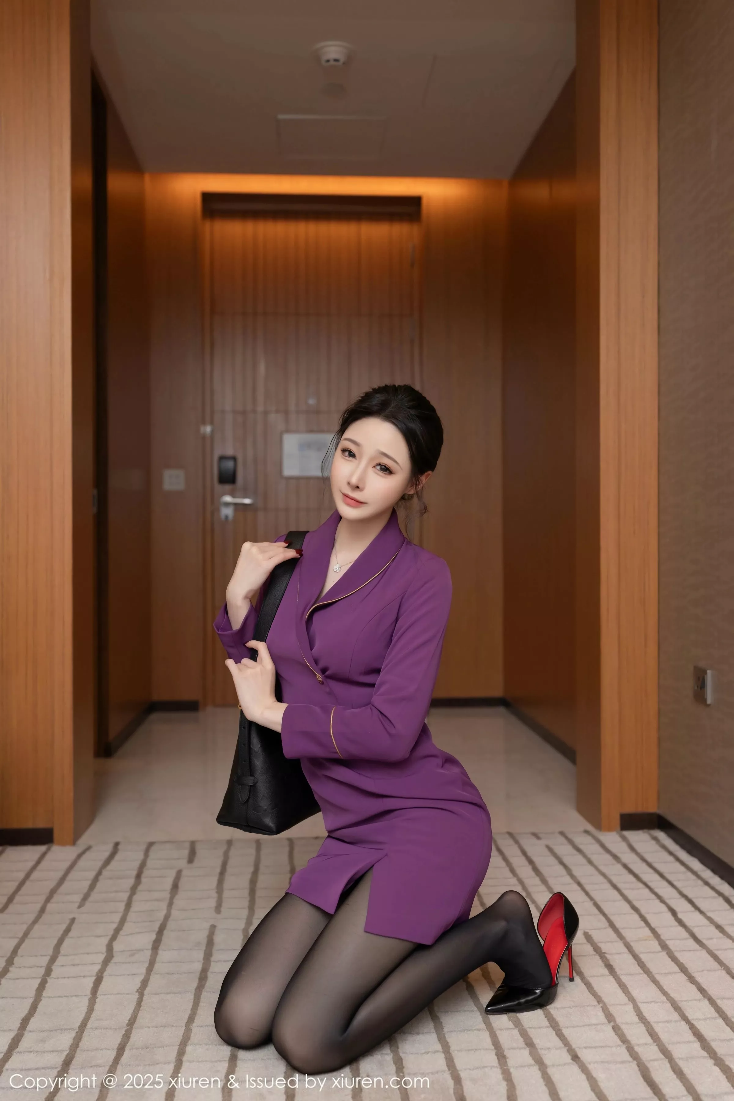 [[XiuRen秀人网]秀人网]No.10290_模特小逗逗性感紫色制服露黑色情趣内衣配超薄黑丝秀美腿诱惑写真80P