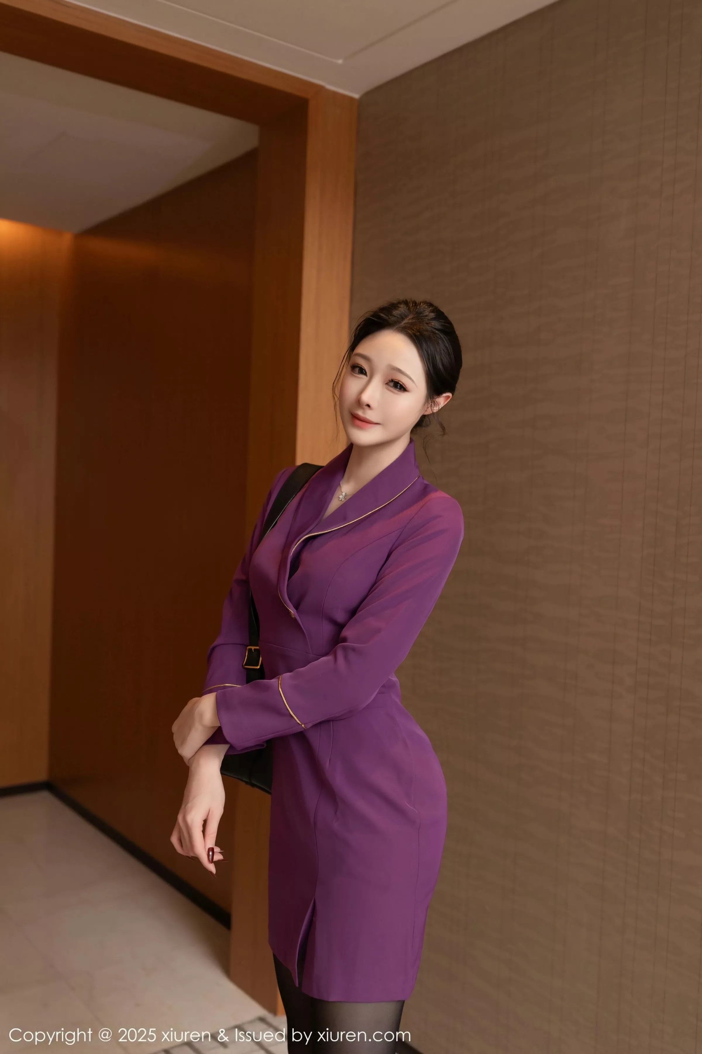 [[XiuRen秀人网]秀人网]No.10290_模特小逗逗性感紫色制服露黑色情趣内衣配超薄黑丝秀美腿诱惑写真80P