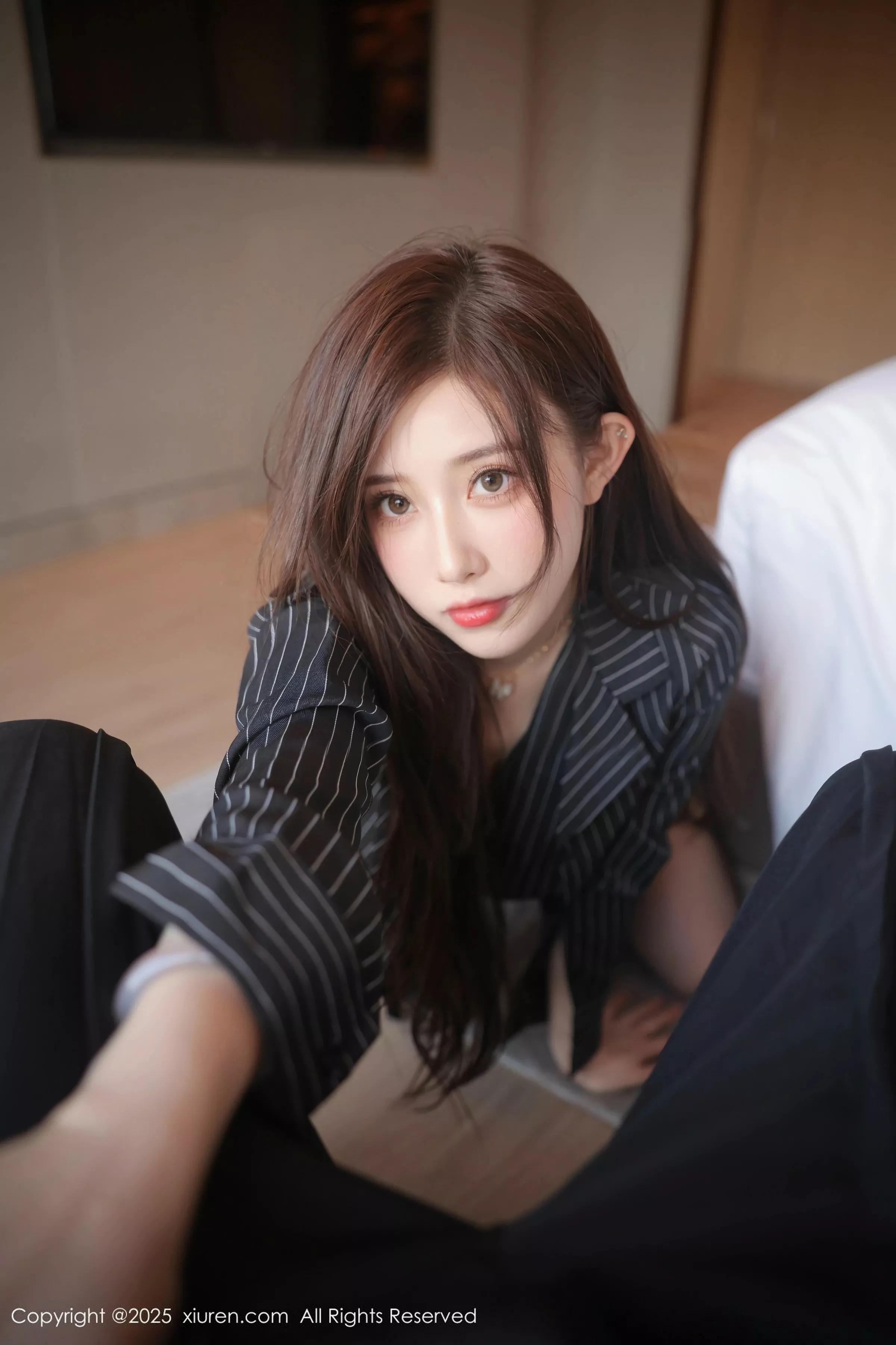 [[XiuRen秀人网]秀人网]No.10285_模特奶油猫呀性感深色OL服饰露蓝色蕾丝内衣秀丰腴身材诱惑写真79P