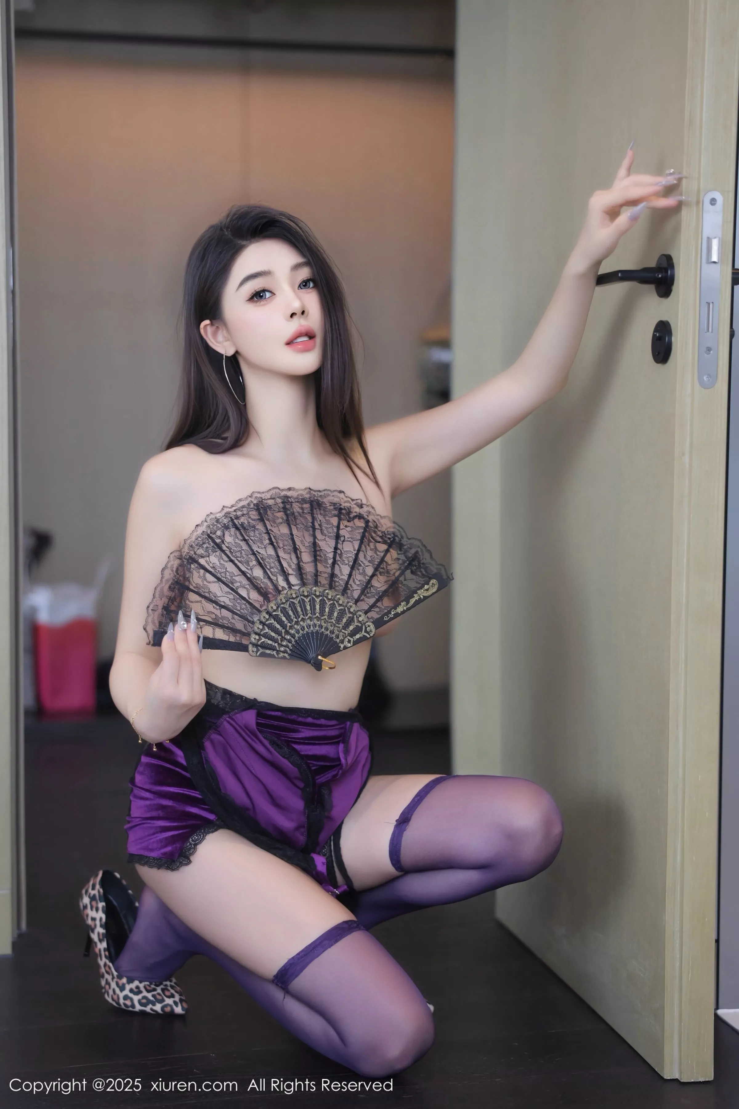 [[XiuRen秀人网]秀人网]No.10289_模特Candy糖糖性感紫色连衣短裙配紫色丝袜秀丰腴身姿诱惑写真81P