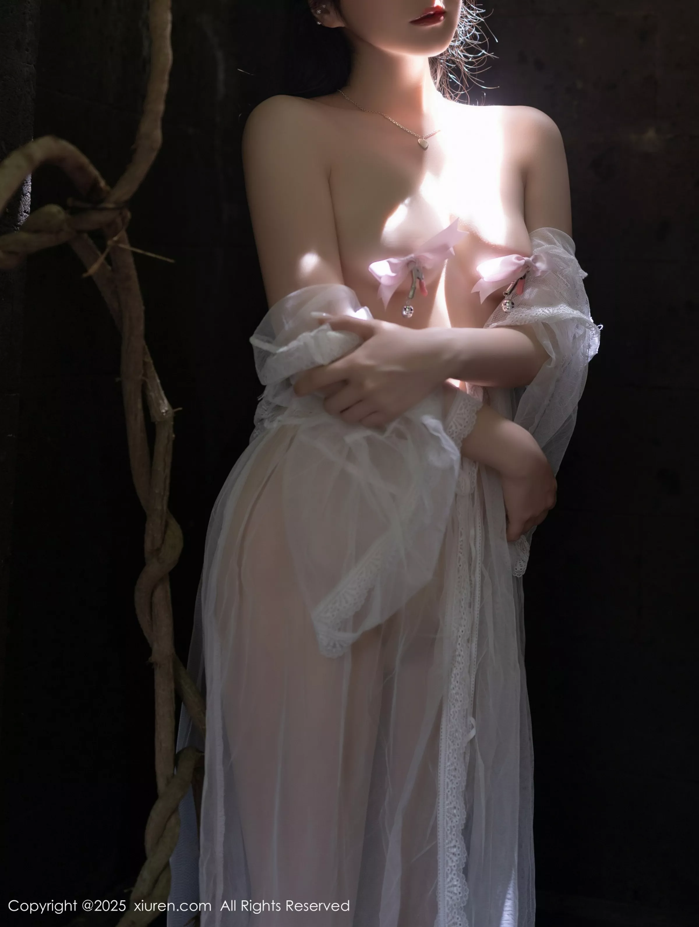 [[XiuRen秀人网]秀人网]No.10173_模特鱼子酱Fish性感白色轻透连衣裙透视秀惹火身材撩人诱惑写真80P