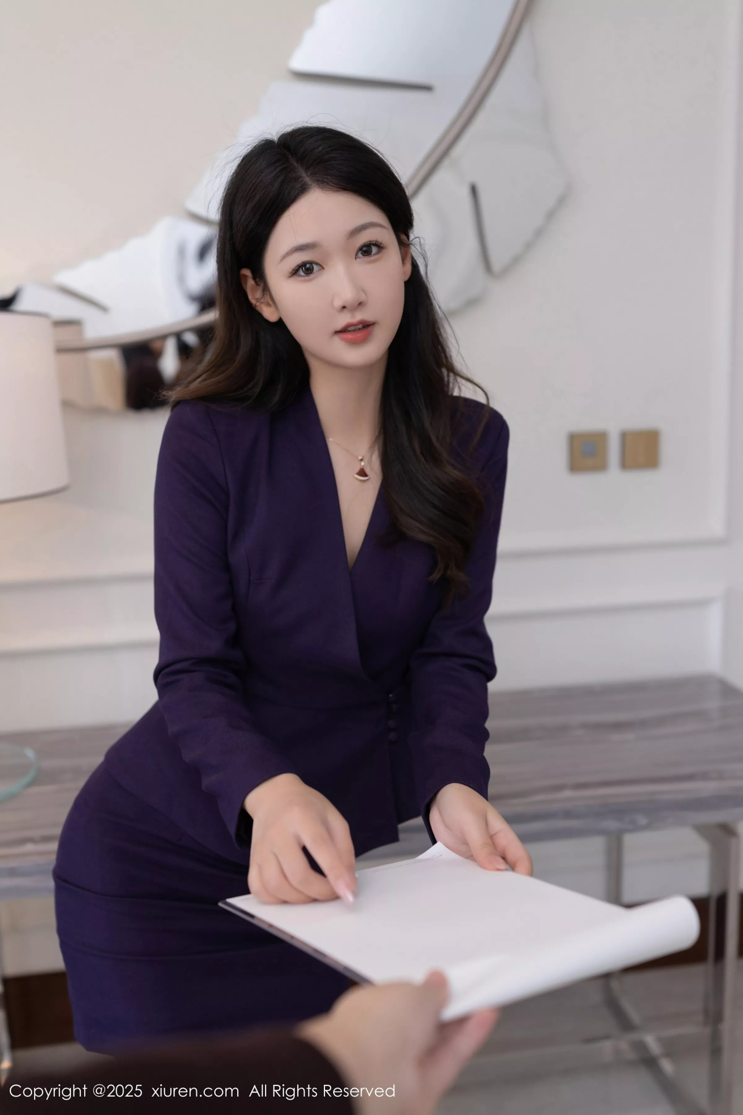 [[XiuRen秀人网]秀人网]No.10178_模特唐安琪深蓝OL服饰露黑色内衣配黑丝吊袜秀曼妙身姿诱惑写真80P