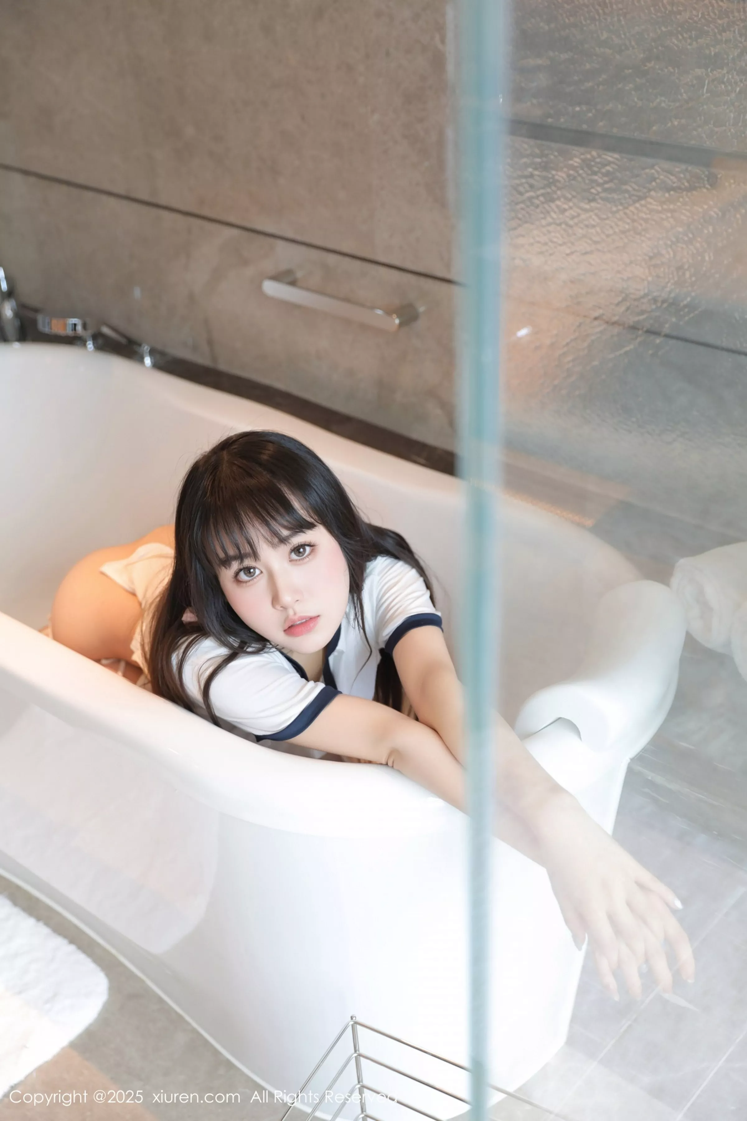 [[XiuRen秀人网]秀人网]No.10184_新人模特量子玫瑰性感白色运动服配白丝袜秀凹凸身材诱惑写真85P