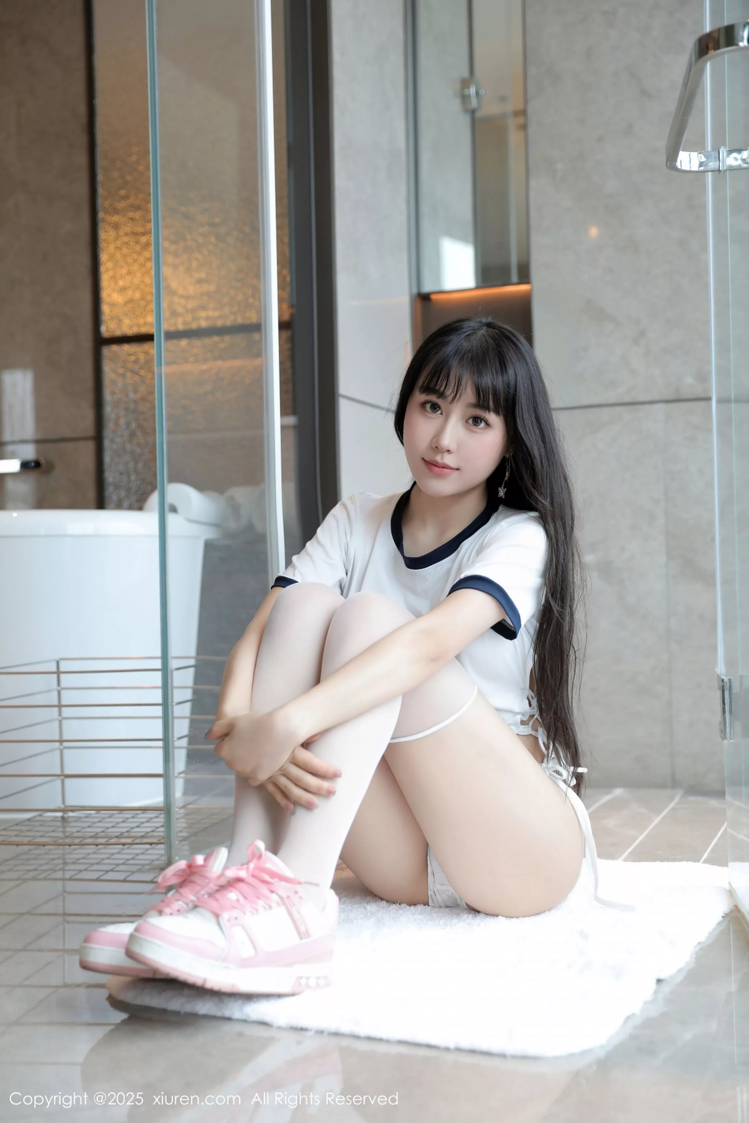 [[XiuRen秀人网]秀人网]No.10184_新人模特量子玫瑰性感白色运动服配白丝袜秀凹凸身材诱惑写真85P