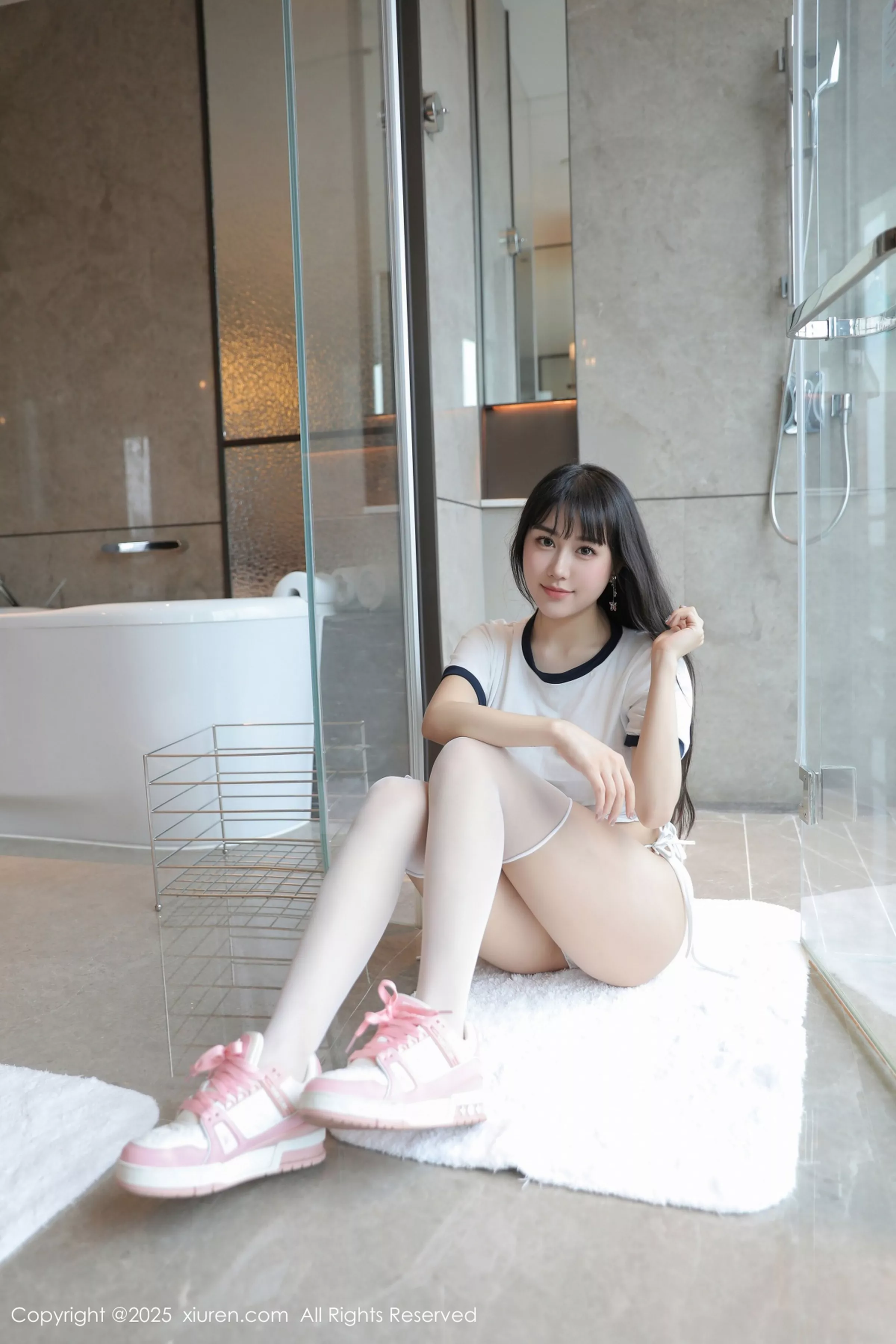 [[XiuRen秀人网]秀人网]No.10184_新人模特量子玫瑰性感白色运动服配白丝袜秀凹凸身材诱惑写真85P