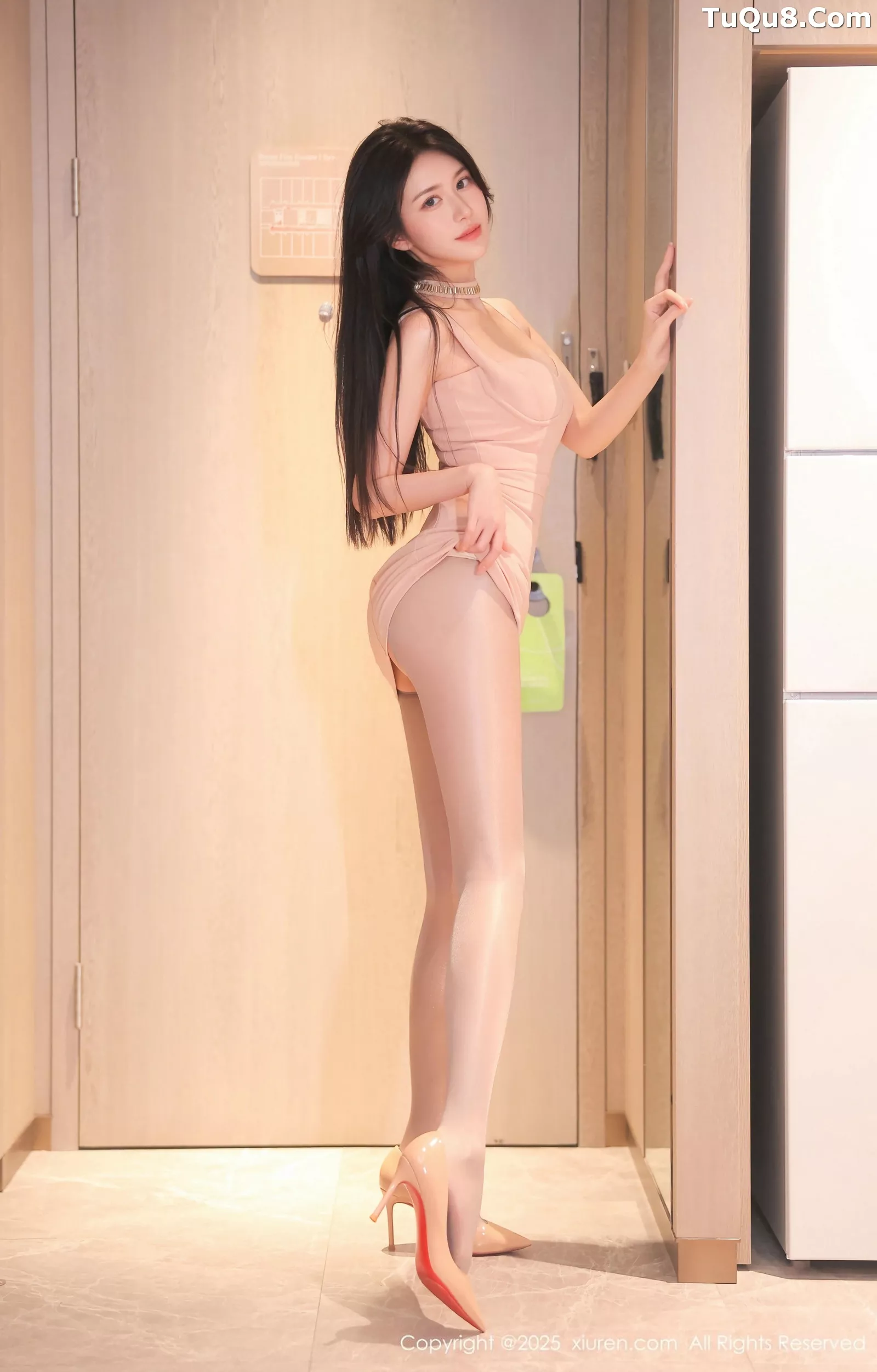 [[XiuRen秀人网]秀人网]No.10339_模特shelly诗莉吖性感粉色连衣裙配开档灰丝秀曼妙身姿诱惑写真81P