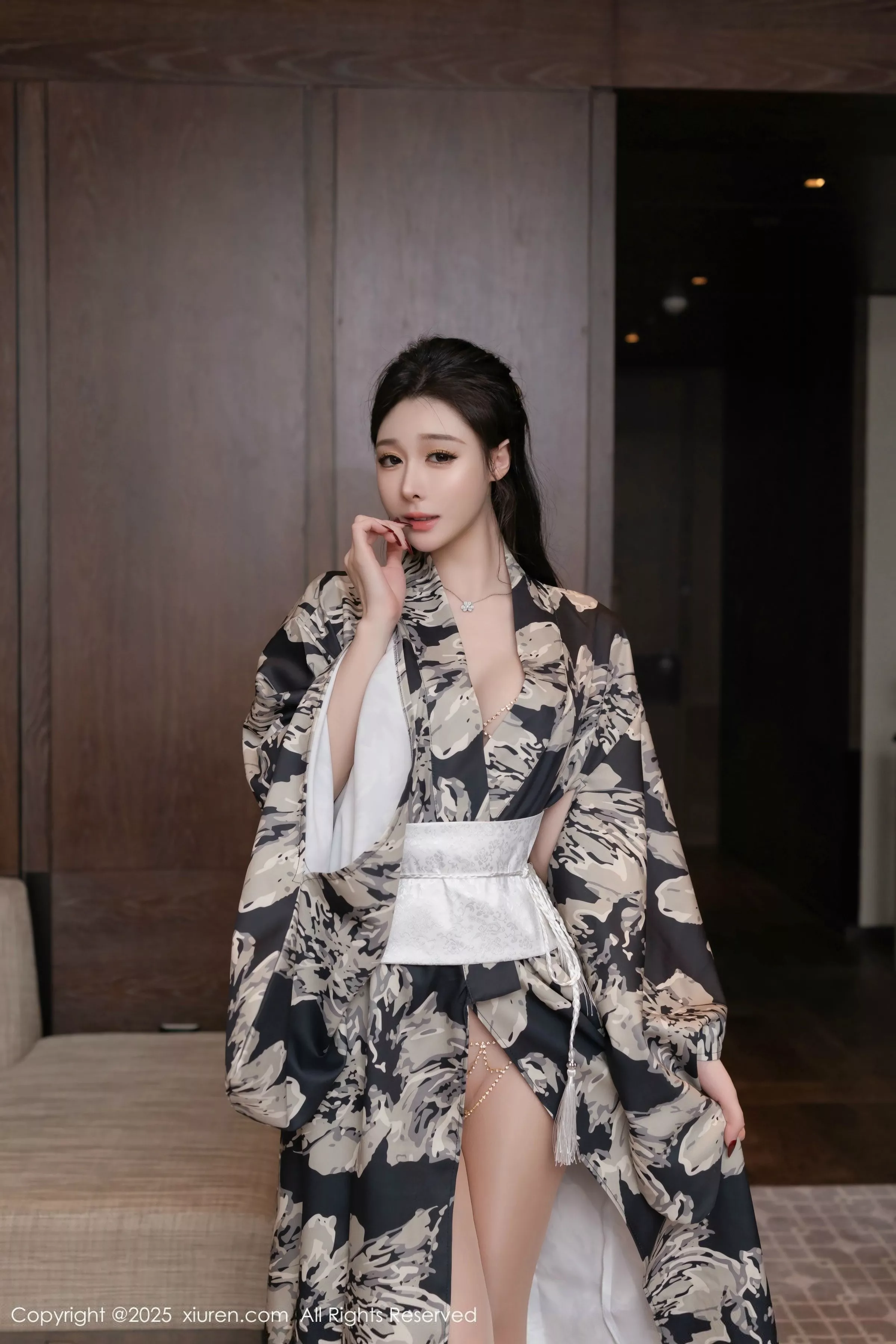 [[XiuRen秀人网]秀人网]No.10352_模特合集美女小逗逗＆陆萱萱性感姐妹花超薄肉丝私房诱惑写真80P