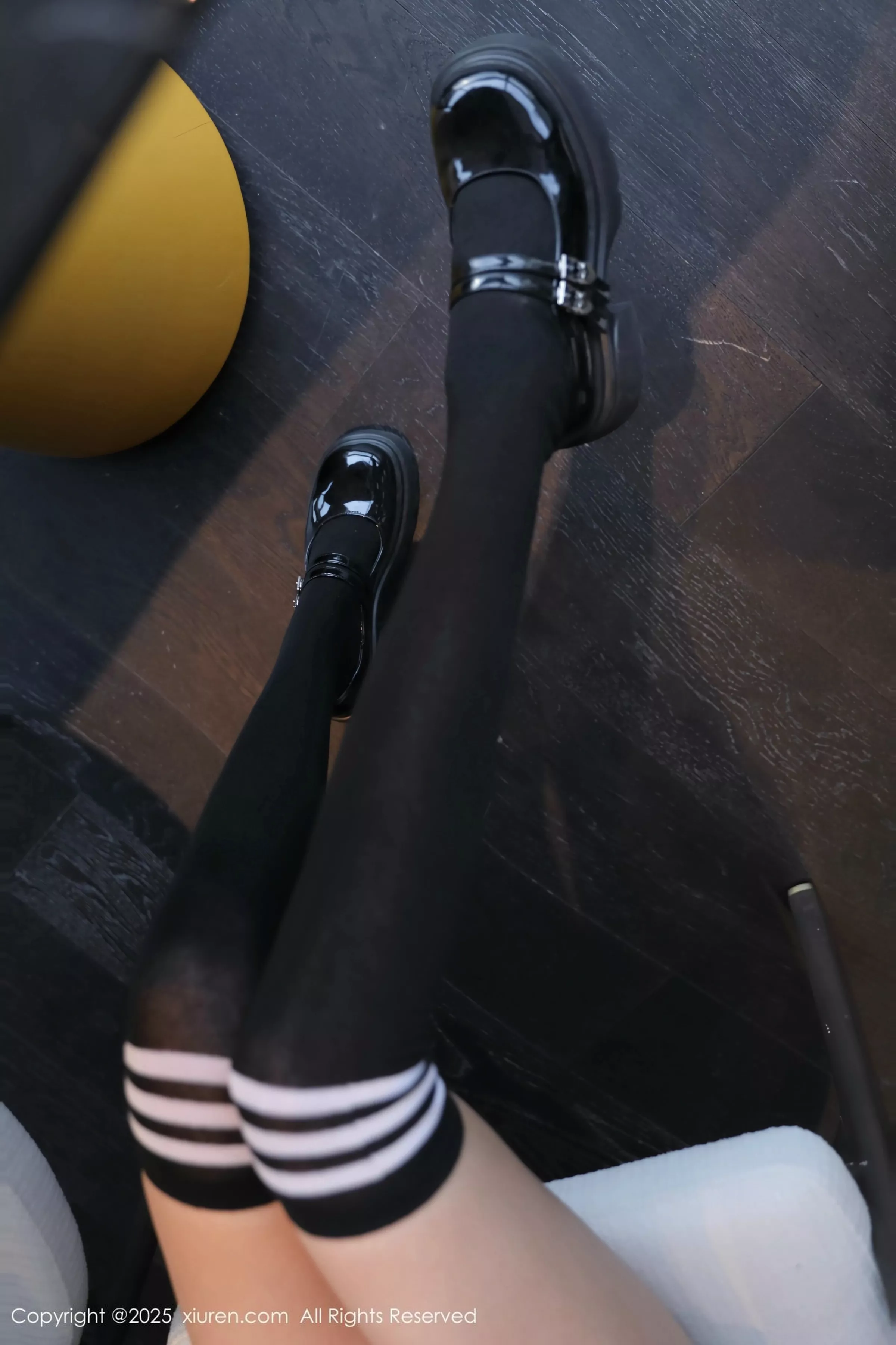 [[XiuRen秀人网]秀人网]No.10351_模特Candy糖糖性感JK制服露白色内衣配黑丝袜秀丰腴身姿诱惑写真74P