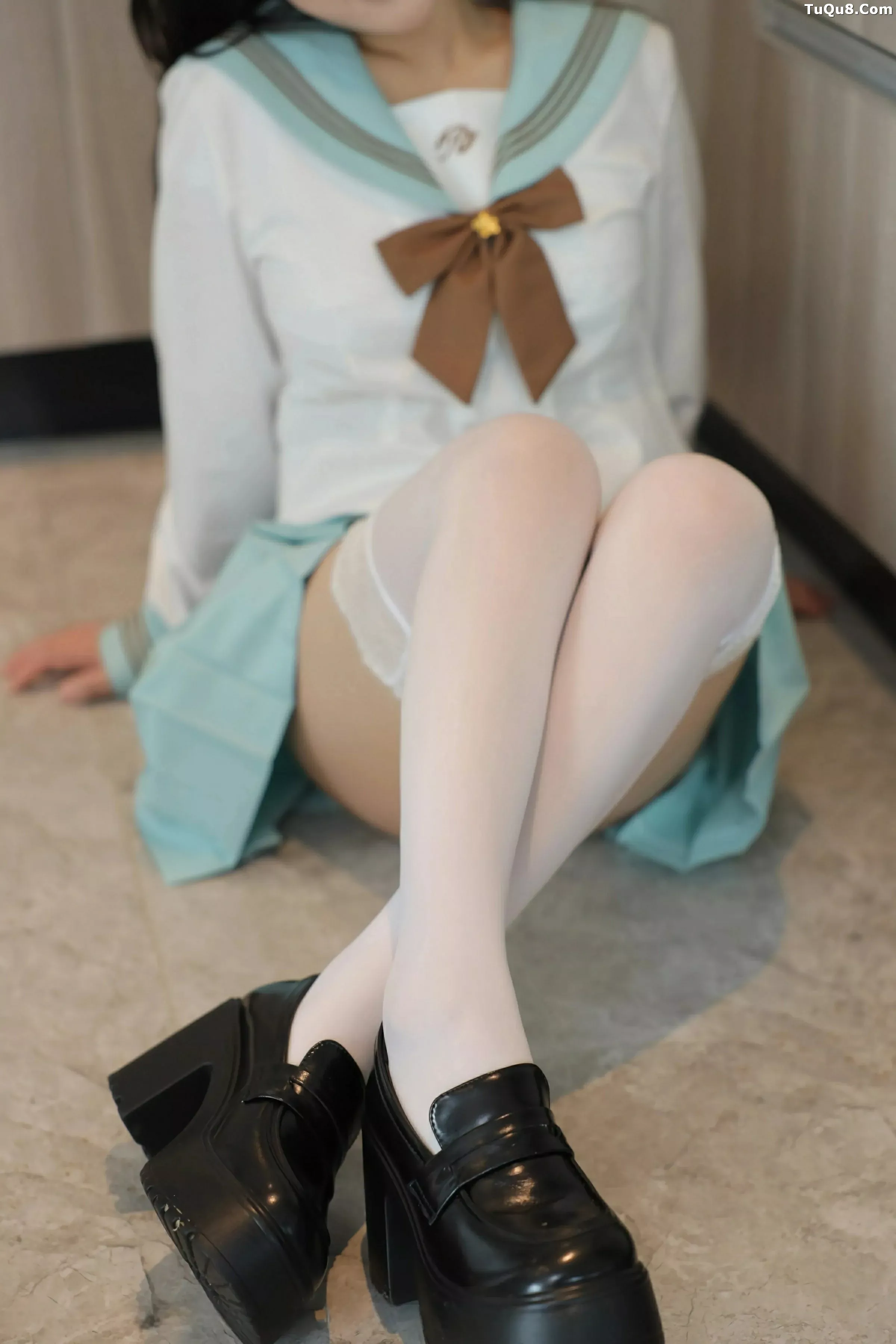 [[XiuRen秀人网]秀人网]No.10379_新人模特林嘉馨性感JK制服露白色内衣配白丝袜秀丰腴身材诱惑写真93P