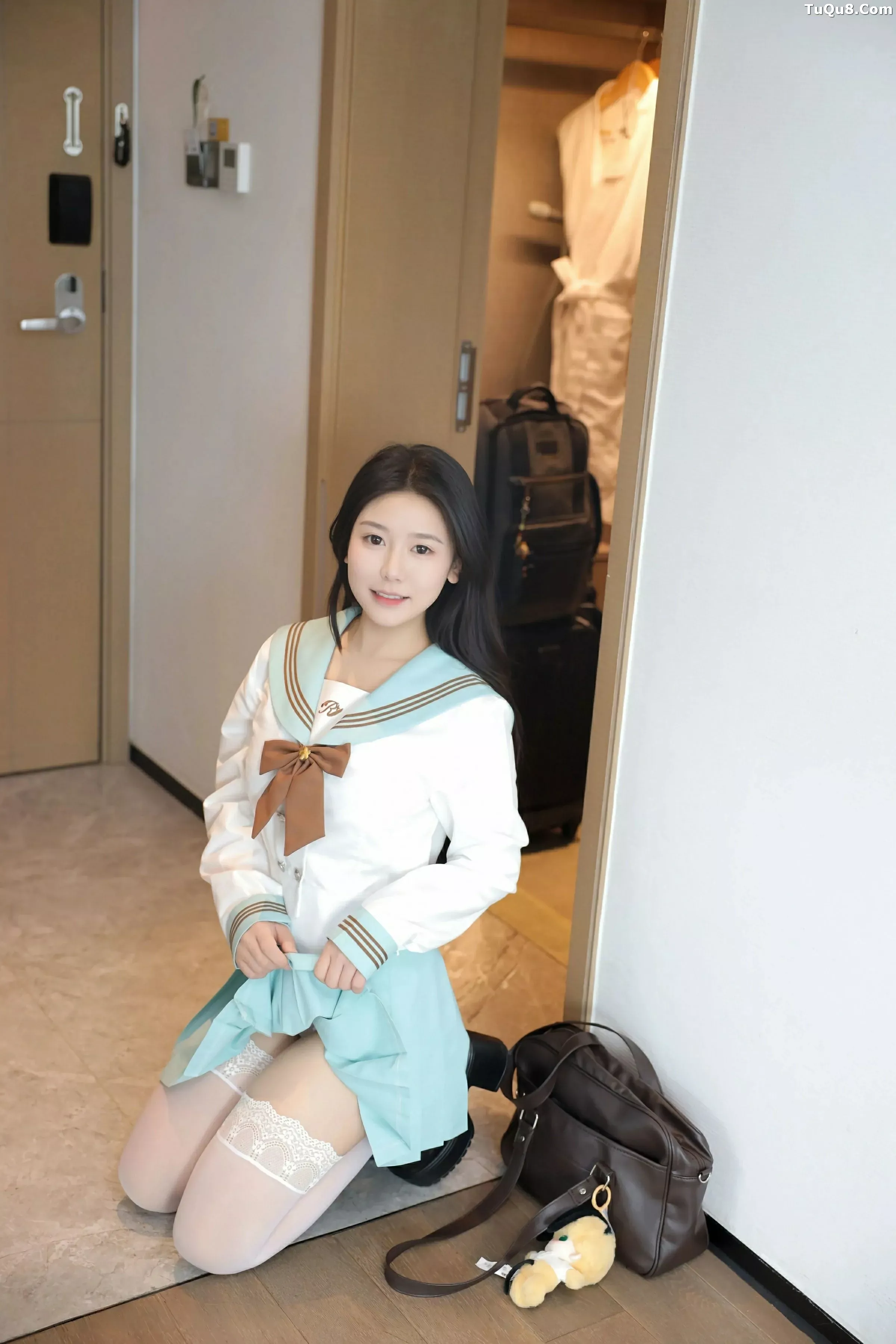 [[XiuRen秀人网]秀人网]No.10379_新人模特林嘉馨性感JK制服露白色内衣配白丝袜秀丰腴身材诱惑写真93P