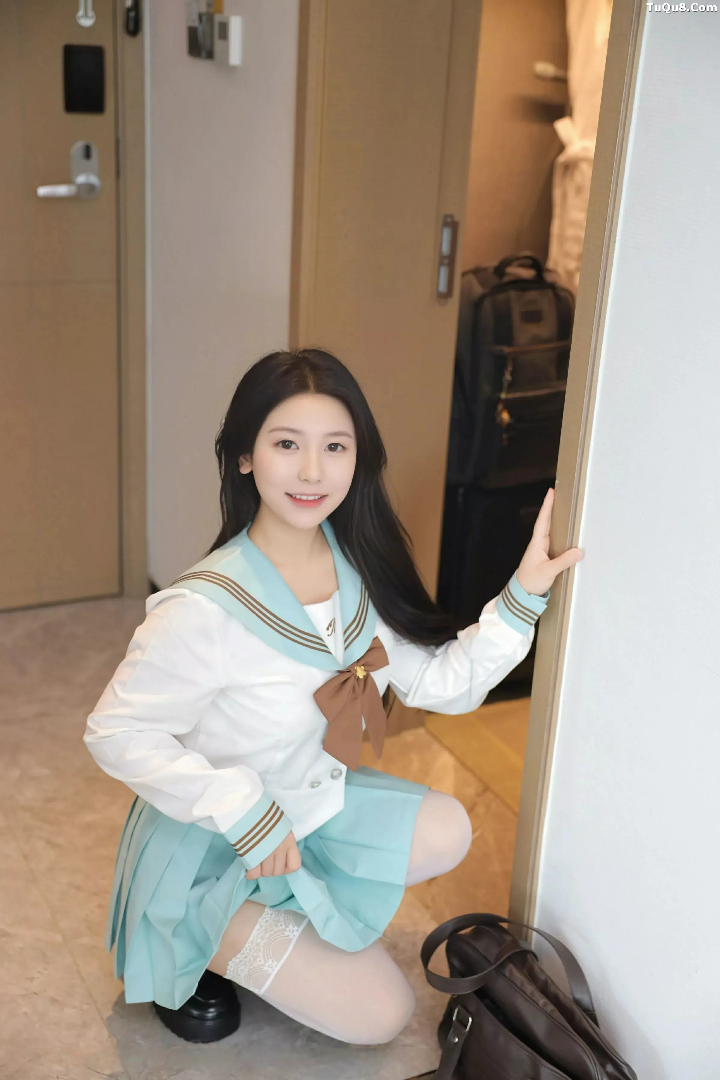 [[XiuRen秀人网]秀人网]No.10379_新人模特林嘉馨性感JK制服露白色内衣配白丝袜秀丰腴身材诱惑写真93P