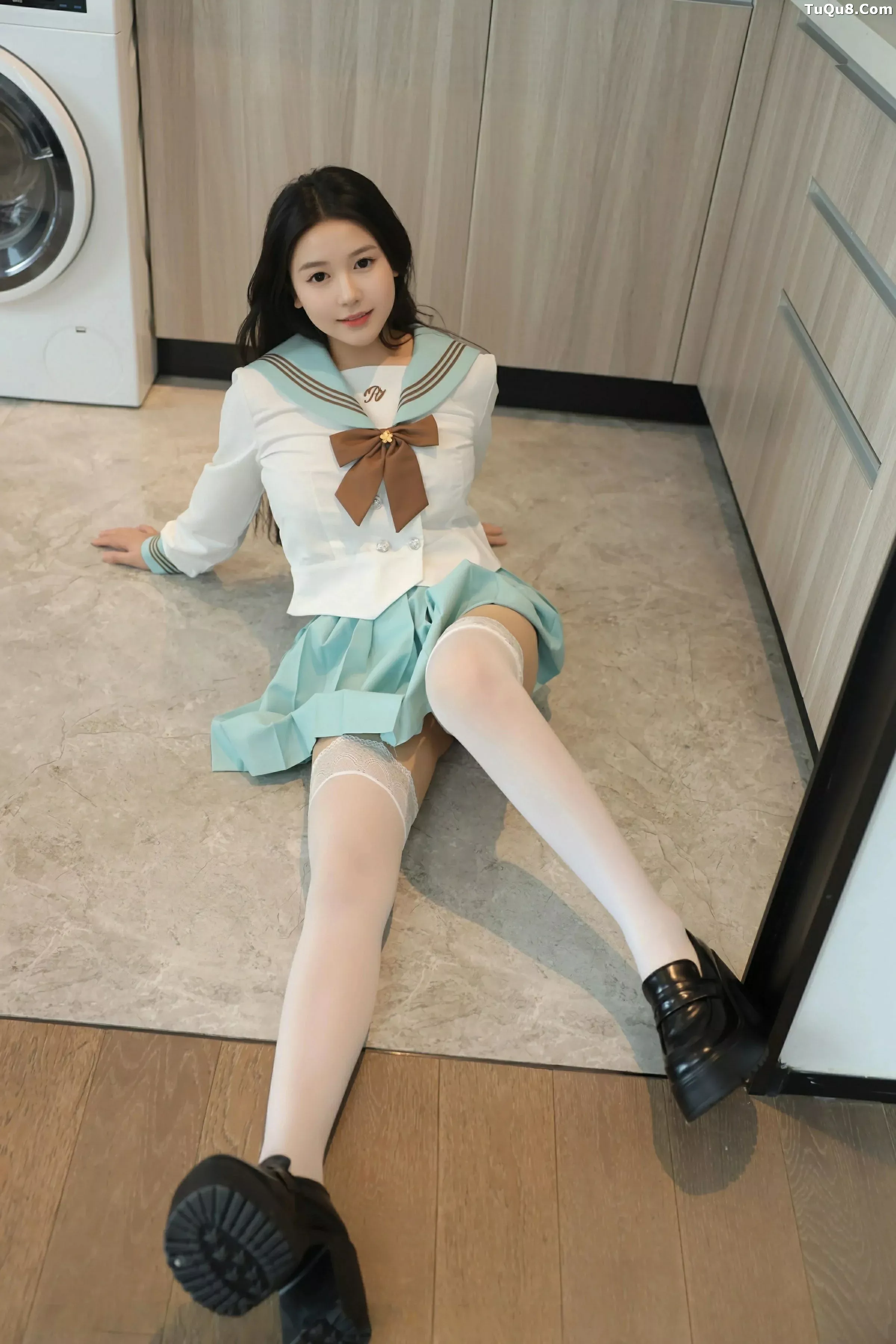 [[XiuRen秀人网]秀人网]No.10379_新人模特林嘉馨性感JK制服露白色内衣配白丝袜秀丰腴身材诱惑写真93P