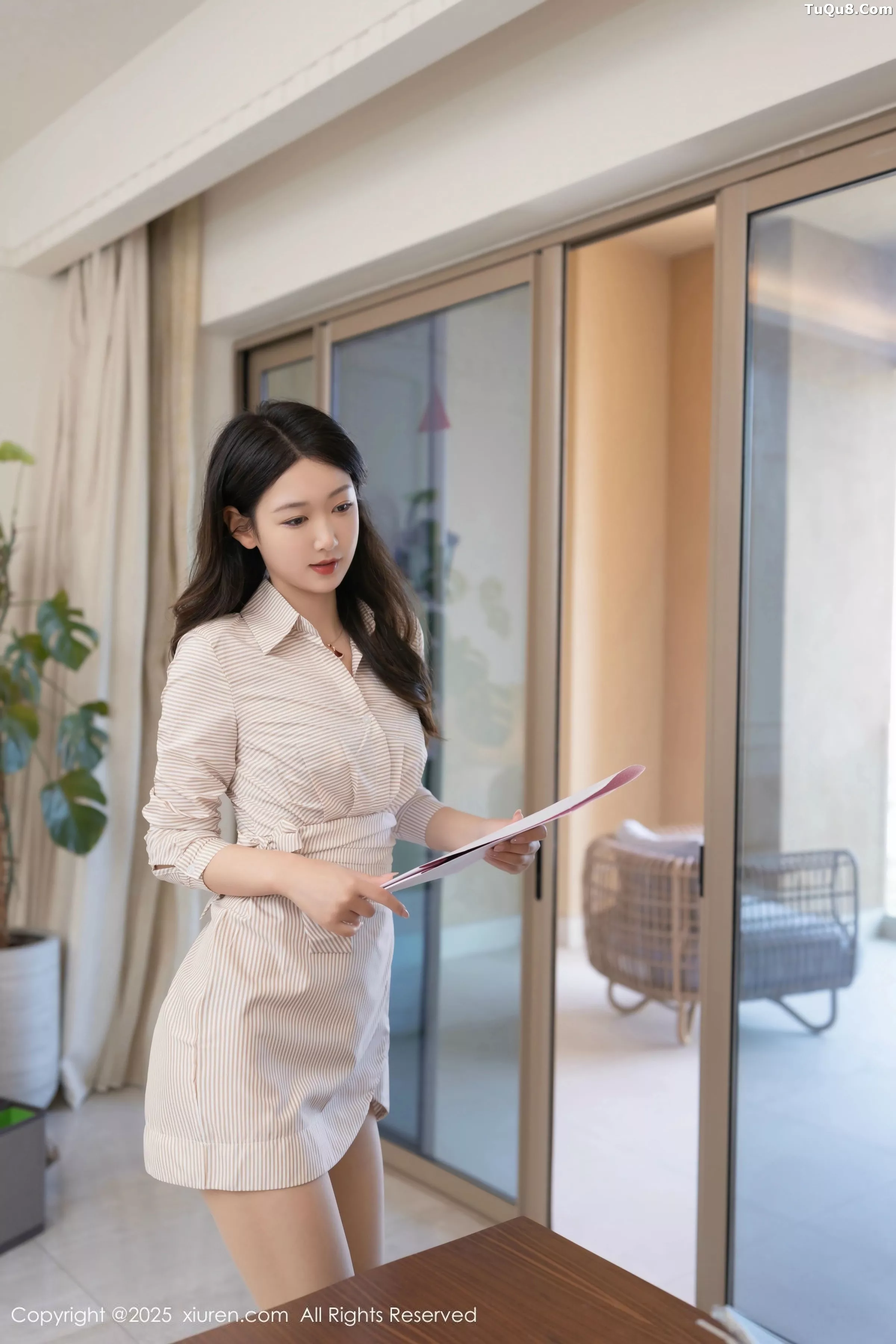 [[XiuRen秀人网]秀人网]No.10384_模特唐安琪性感浅色连衣裙露蕾丝内衣配肉丝袜秀曼妙身姿诱惑写真84P