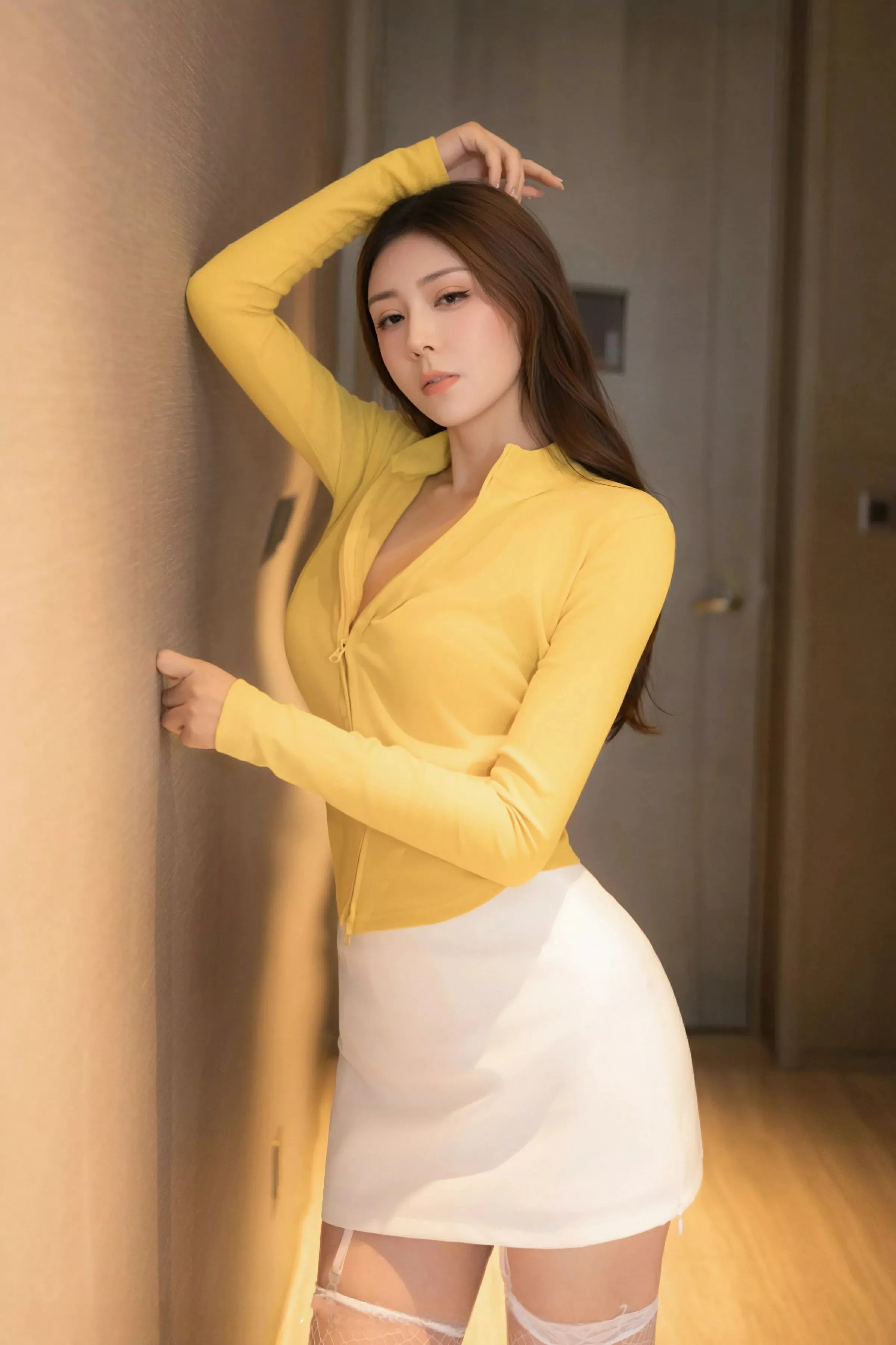 [[XiuRen秀人网]秀人网]No.10385_新人模特悦兮性感连衣短裙配白丝吊袜秀修长美腿迷人诱惑写真71P