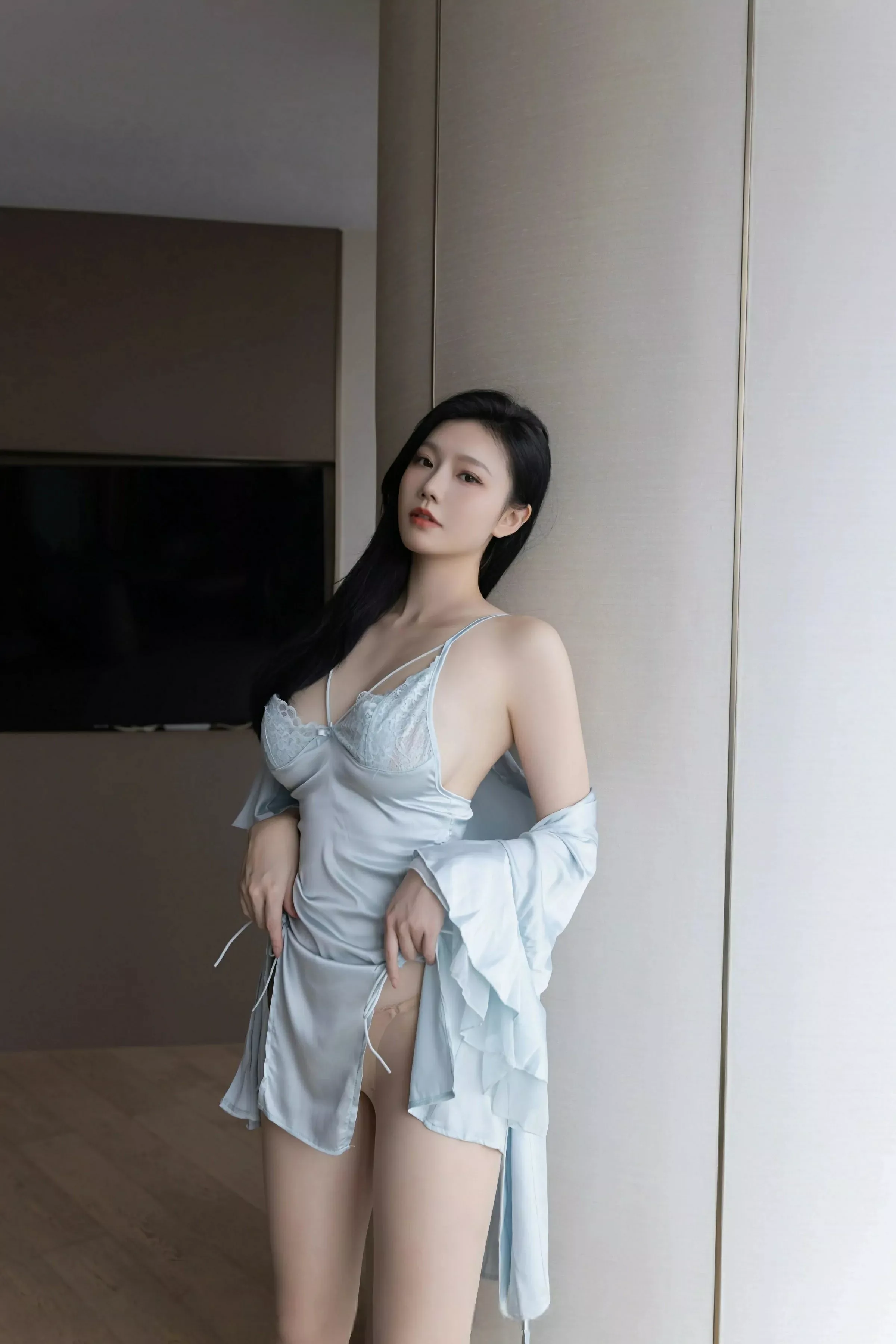 [[XiuRen秀人网]秀人网]No.10390_模特安然anran性感蓝色吊带睡裙配肉色丝袜秀曼妙身姿诱惑写真80P