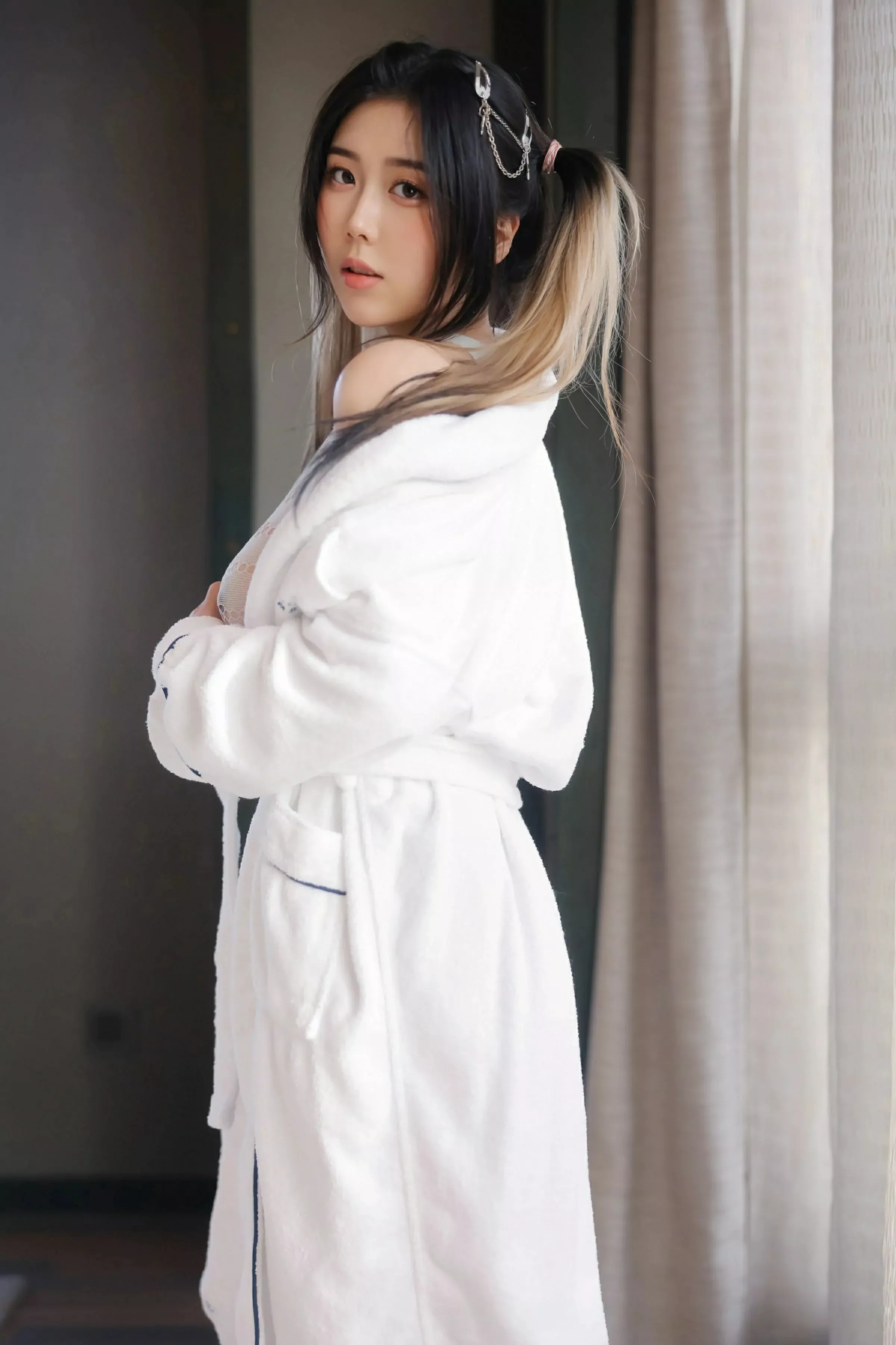 [[XiuRen秀人网]秀人网]No.10394_模特诺诺Hsu性感缕空情趣内衣配灰色丝袜秀丰腴身材诱惑写真54P