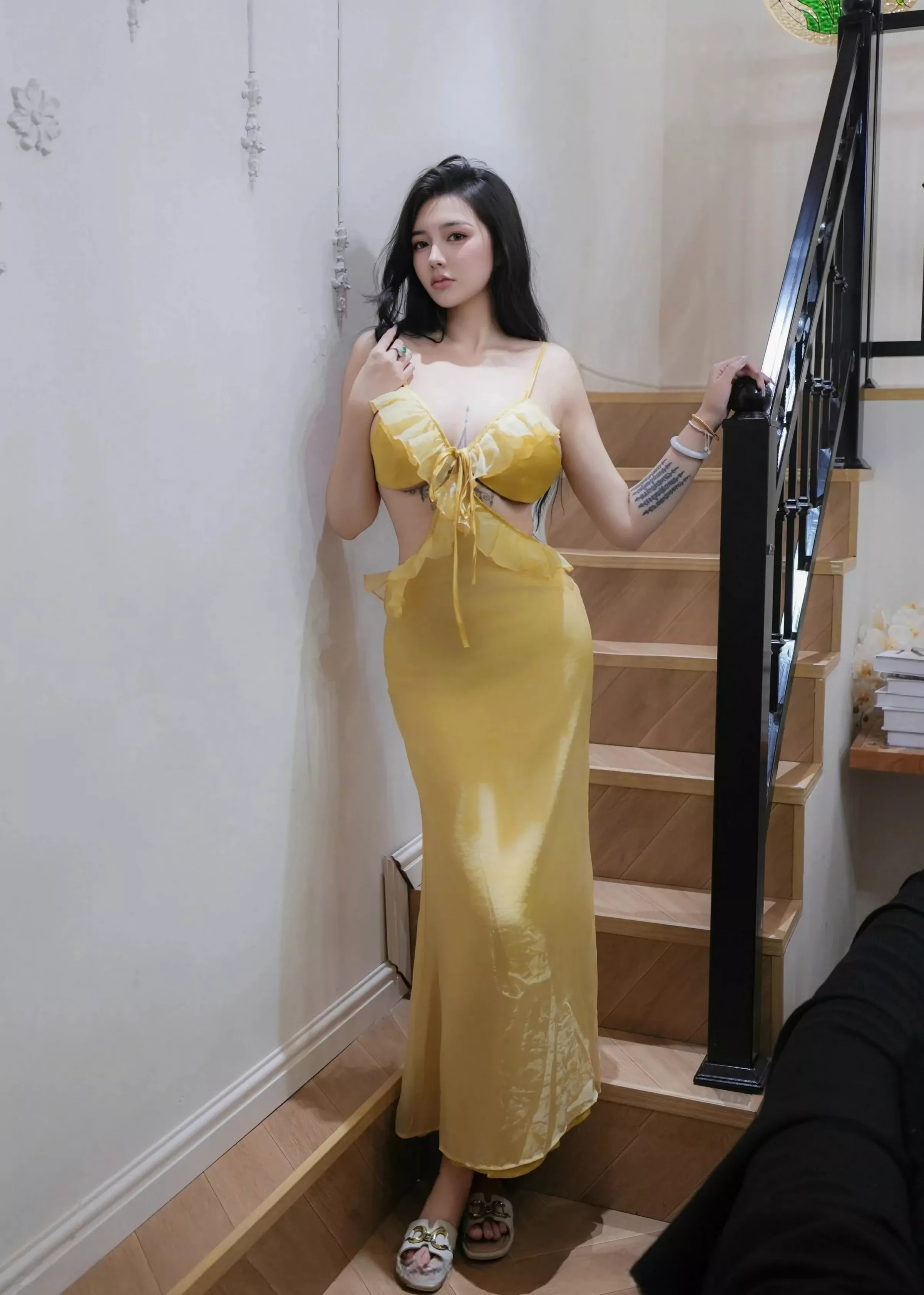 [[XiuRen秀人网]秀人网]No.10395_模特娜比性感黄色吊带长裙露黄色内衣秀凹凸身材撩人诱惑写真76P