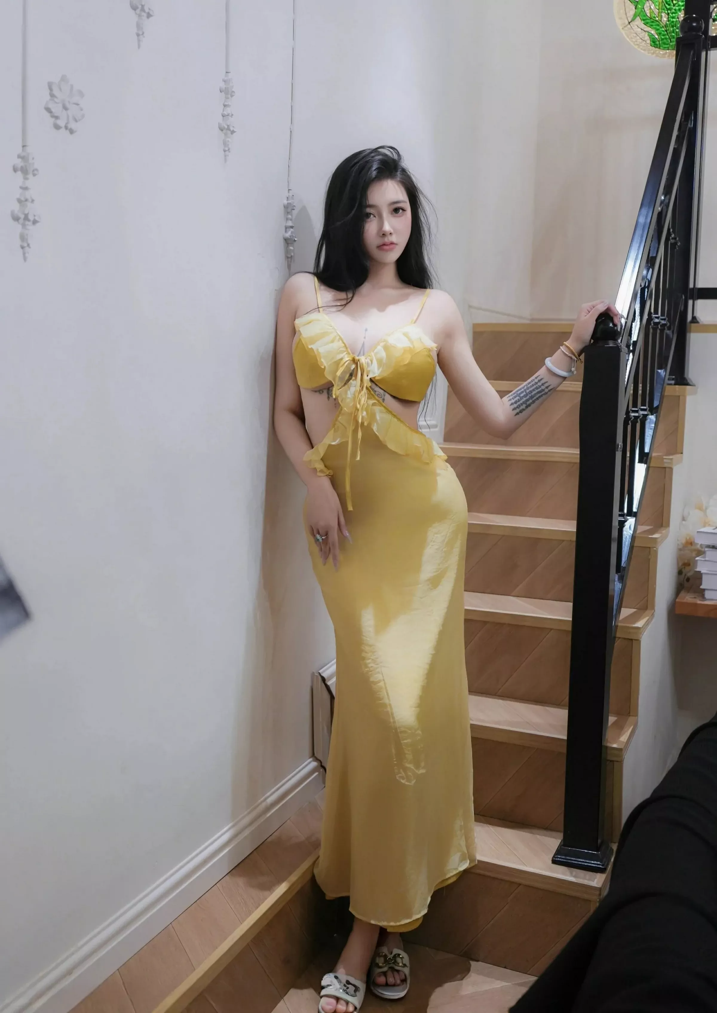 [[XiuRen秀人网]秀人网]No.10395_模特娜比性感黄色吊带长裙露黄色内衣秀凹凸身材撩人诱惑写真76P